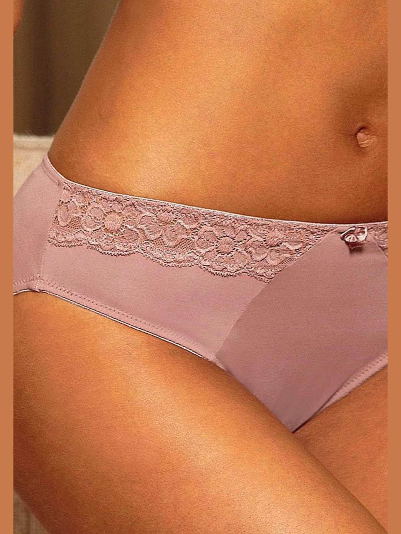 Slip confortable avec élégant empiècement dentelle