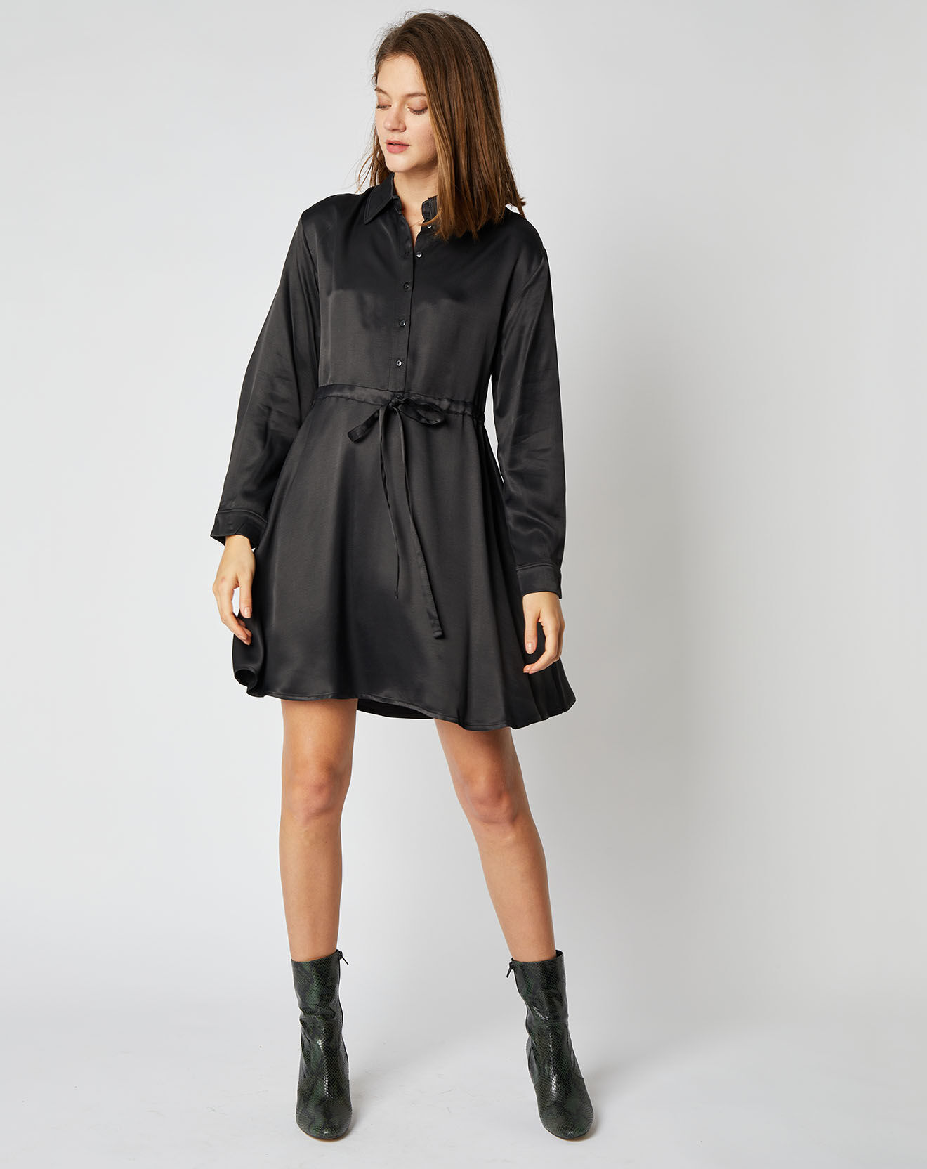 An'ge Robe chemise courte Muna effet satiné noire