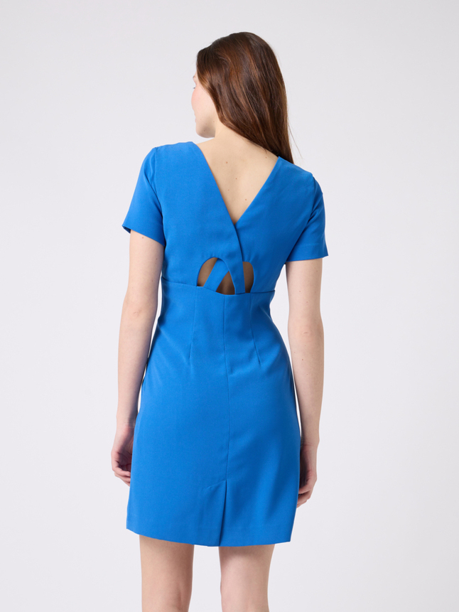 Robe court avec découpes dans le dos