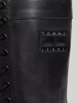 Botas de couro com travas e cadarço com emblema tonal