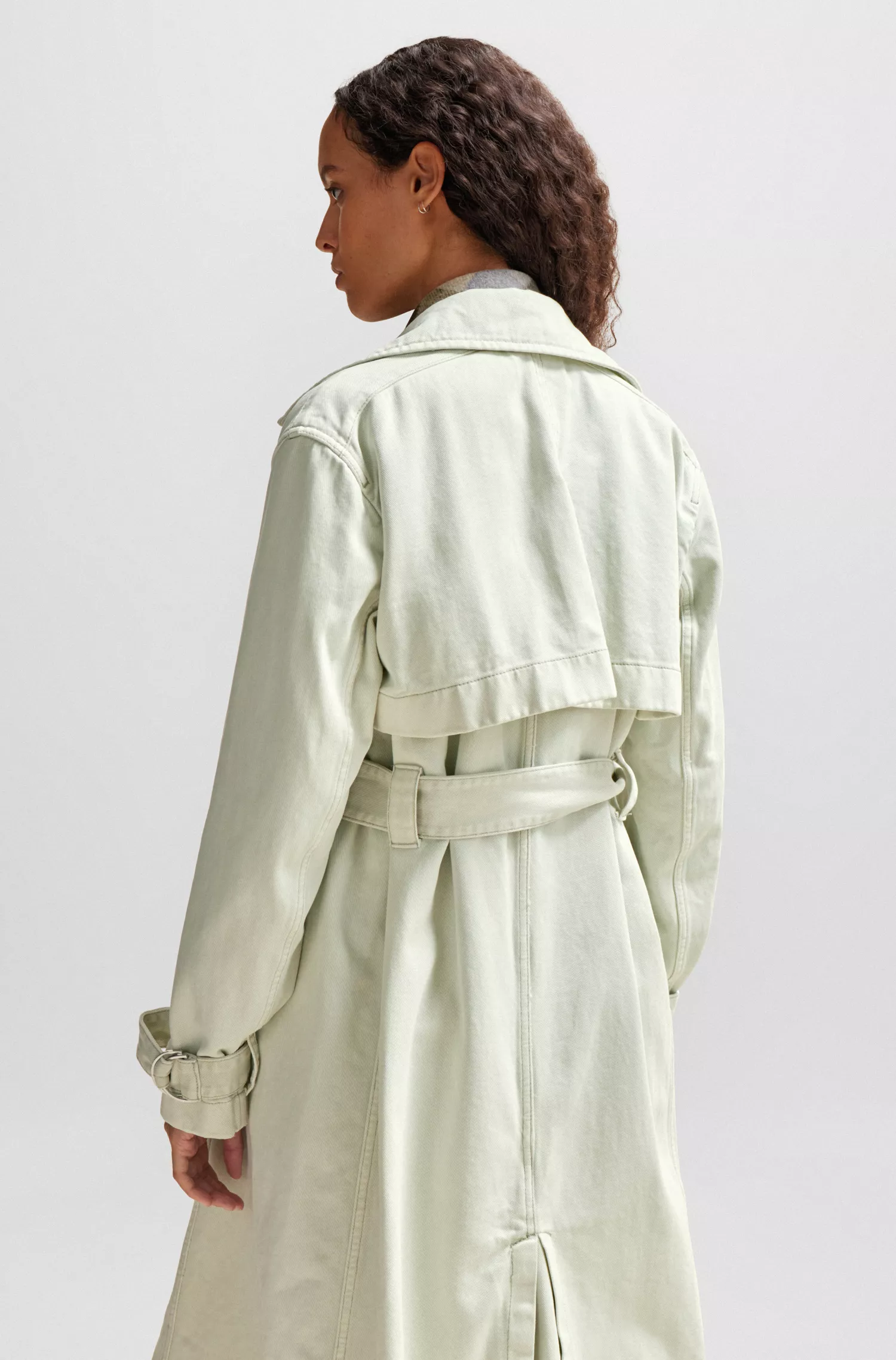 Trench coat BOSS laranja, modelagem oversized, em algodão repelente à água.
