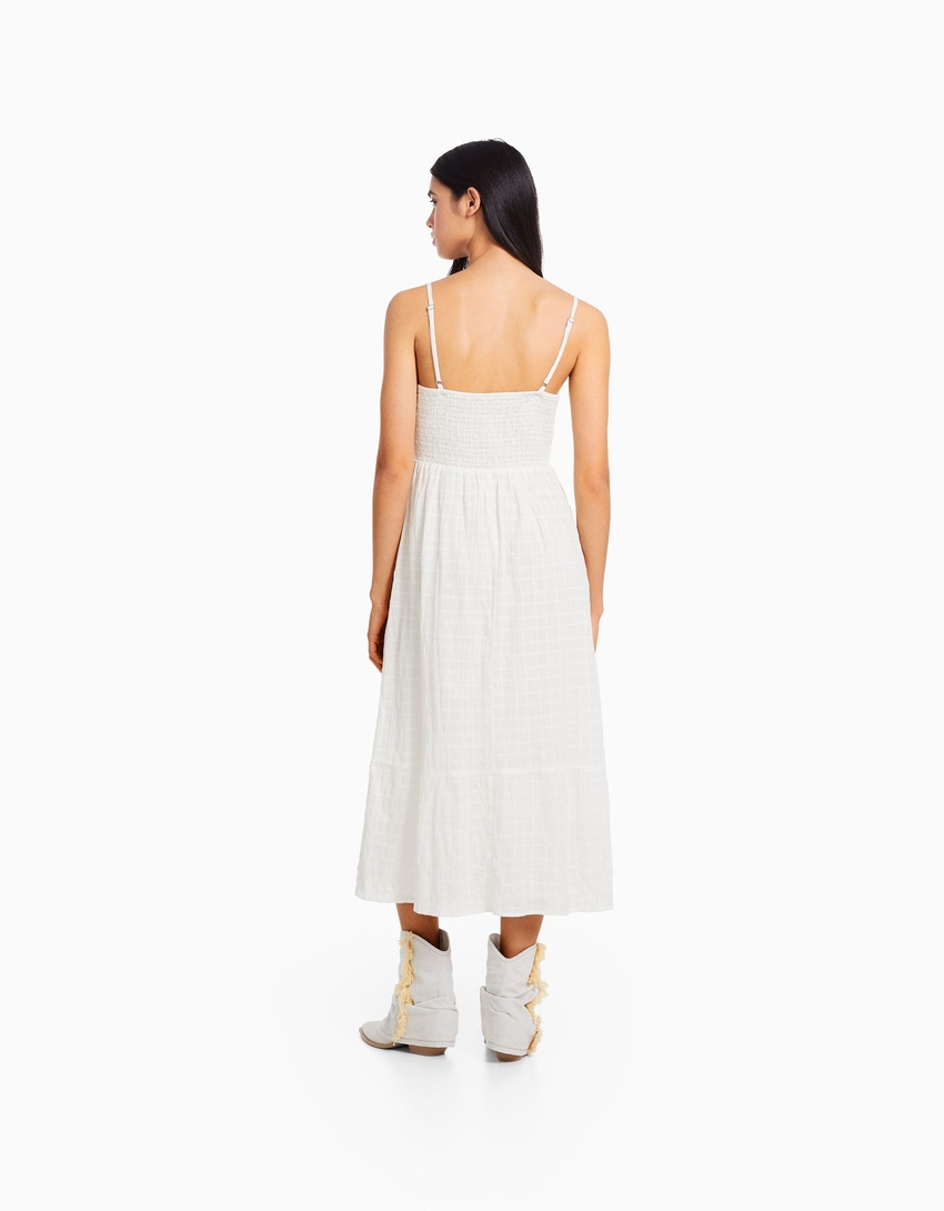 Vestido midi com alças finas, recortes e babados.