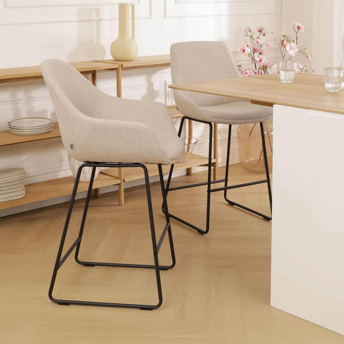Barkruk Nino-Mae beige - zwart onderstel - 65 cm