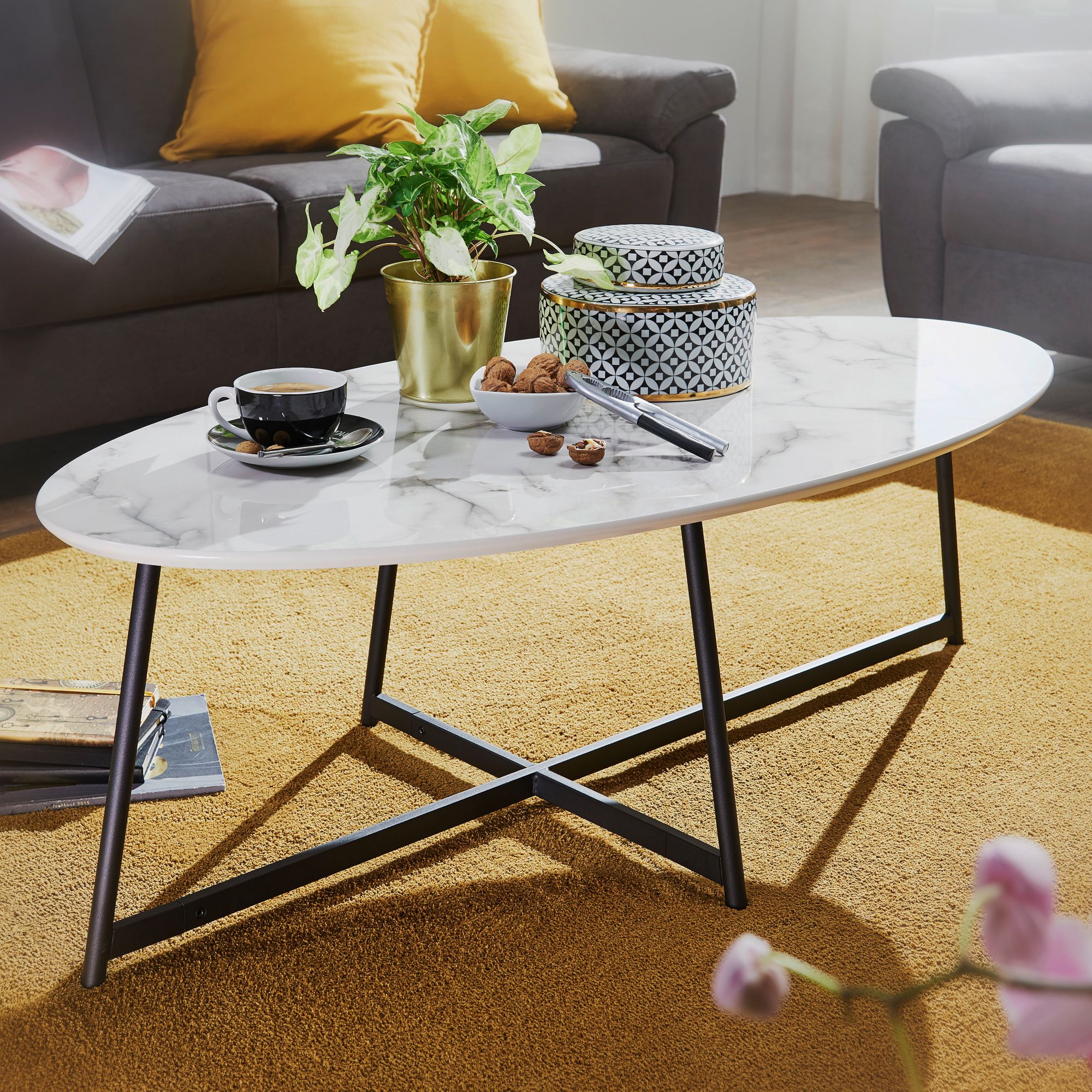 KADIMA DESIGN Marmor-Design Couchtisch, moderner Wohnzimmertisch, schwarz lackierte Beine, 120x45x60 cm.