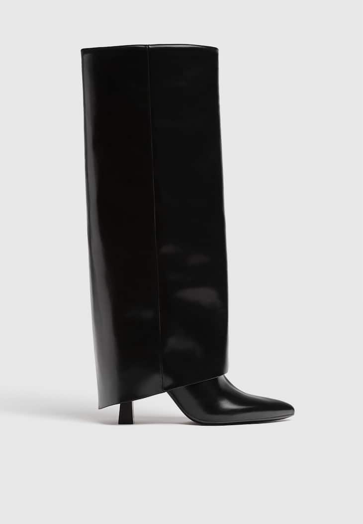 Botas pretas de salto alto