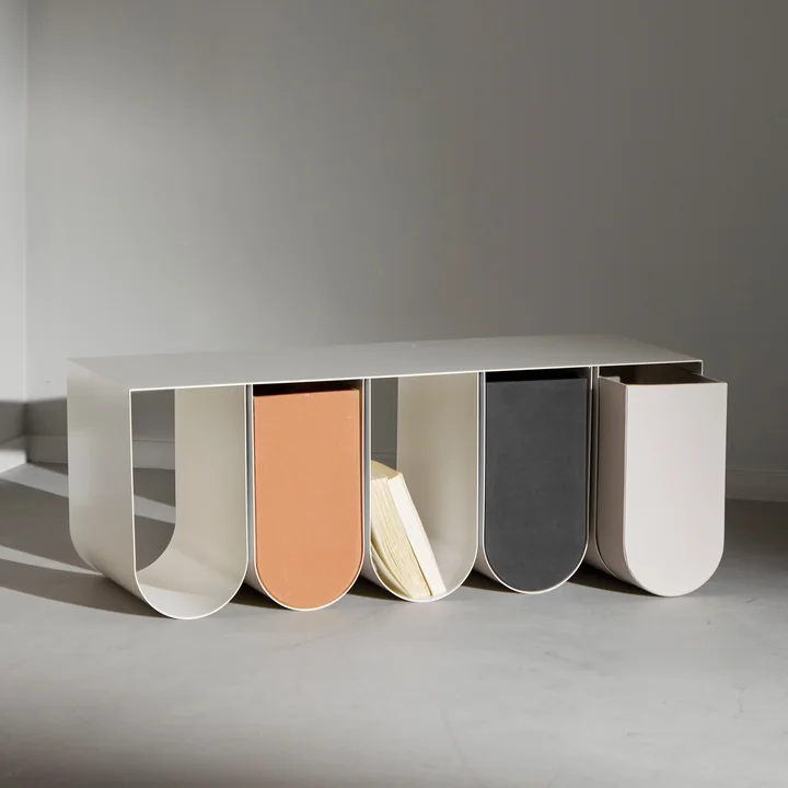 Kristina Dam Studio - Curved Wandregal, schwarz