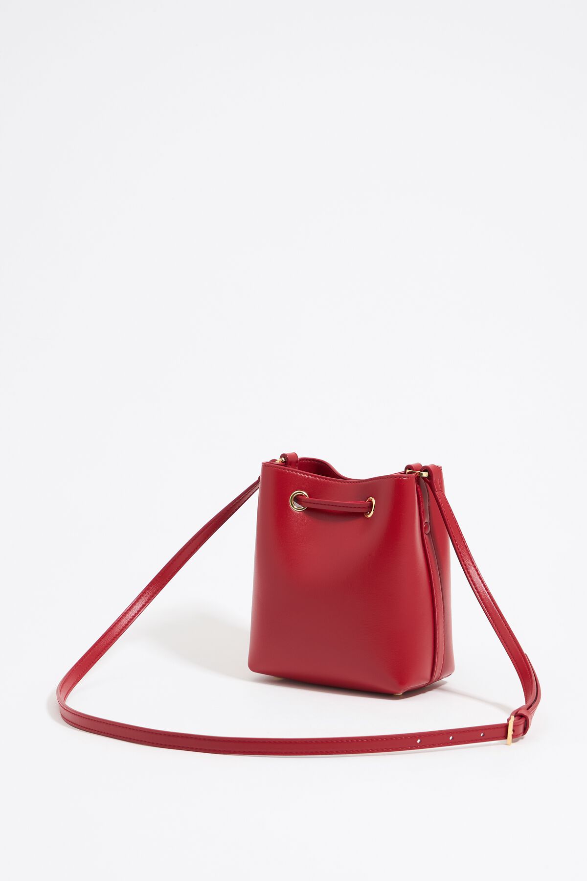 Bolsa saco mini de couro com estampa de Chihuahua na cor vermelha.