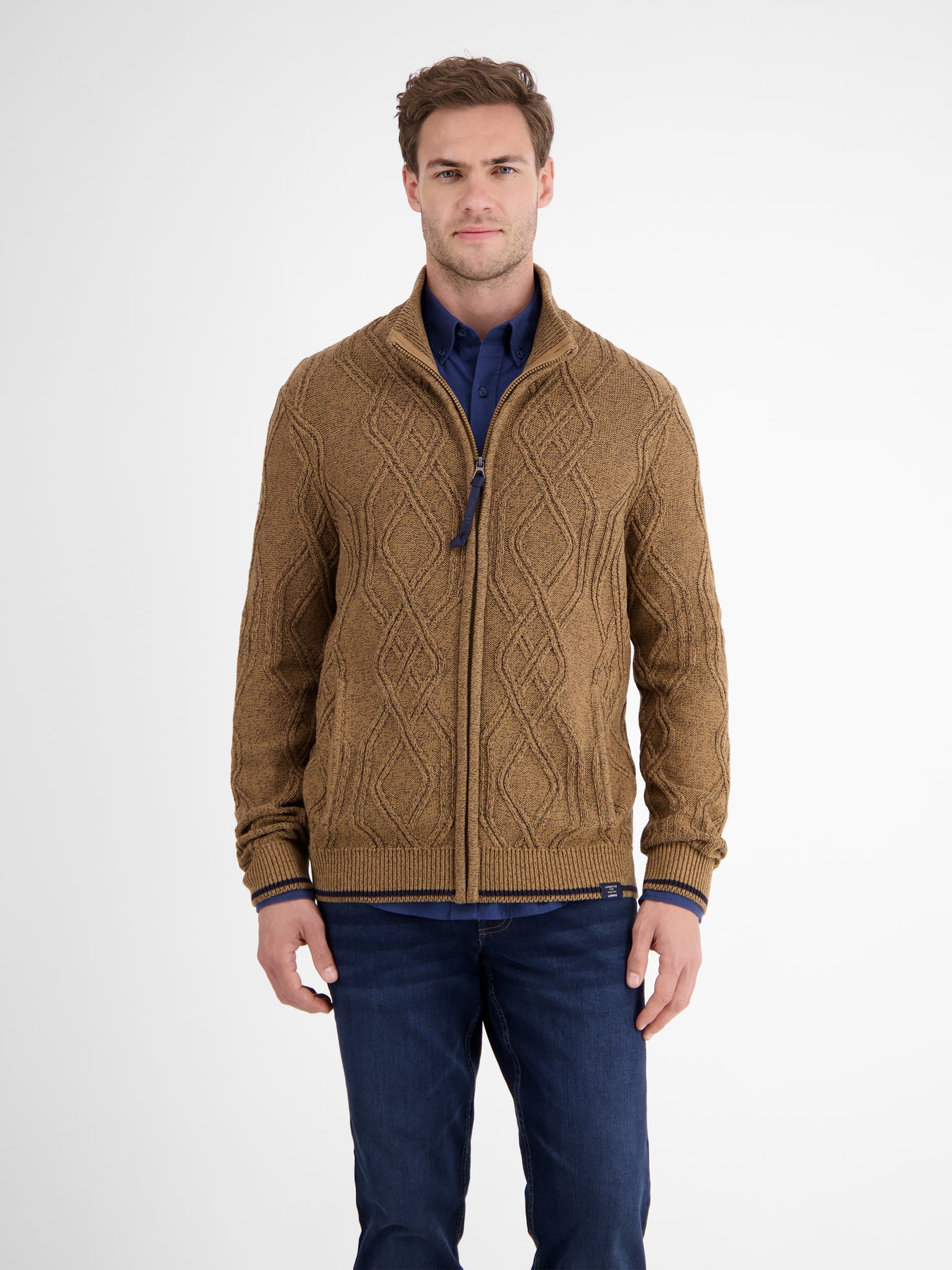 Herren-Strickjacke mit Zopfmuster