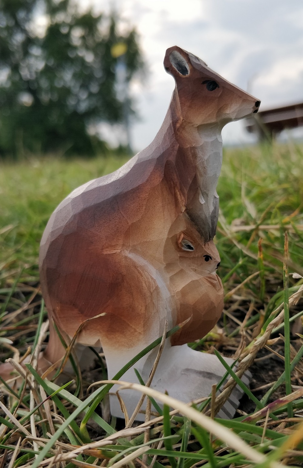 Figurine kangourou en bois