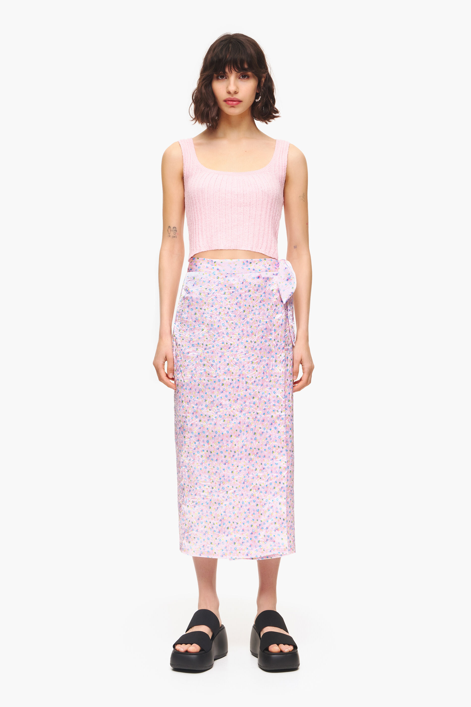 Saia pareô midi com estampa de mini flores rosa