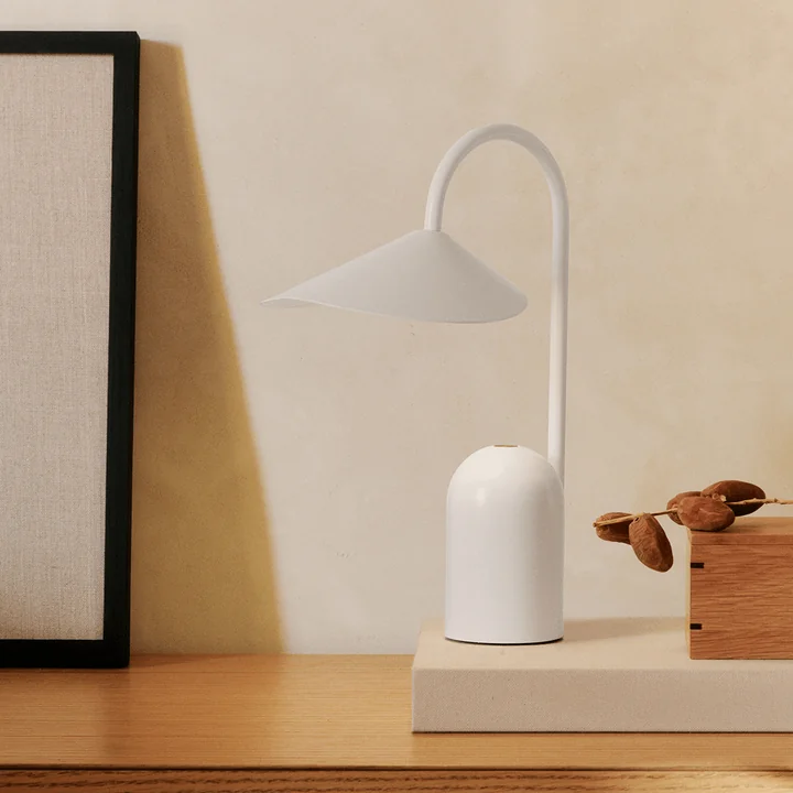 Ferm Living - Arum Akku LED-Tischleuchte, sienna