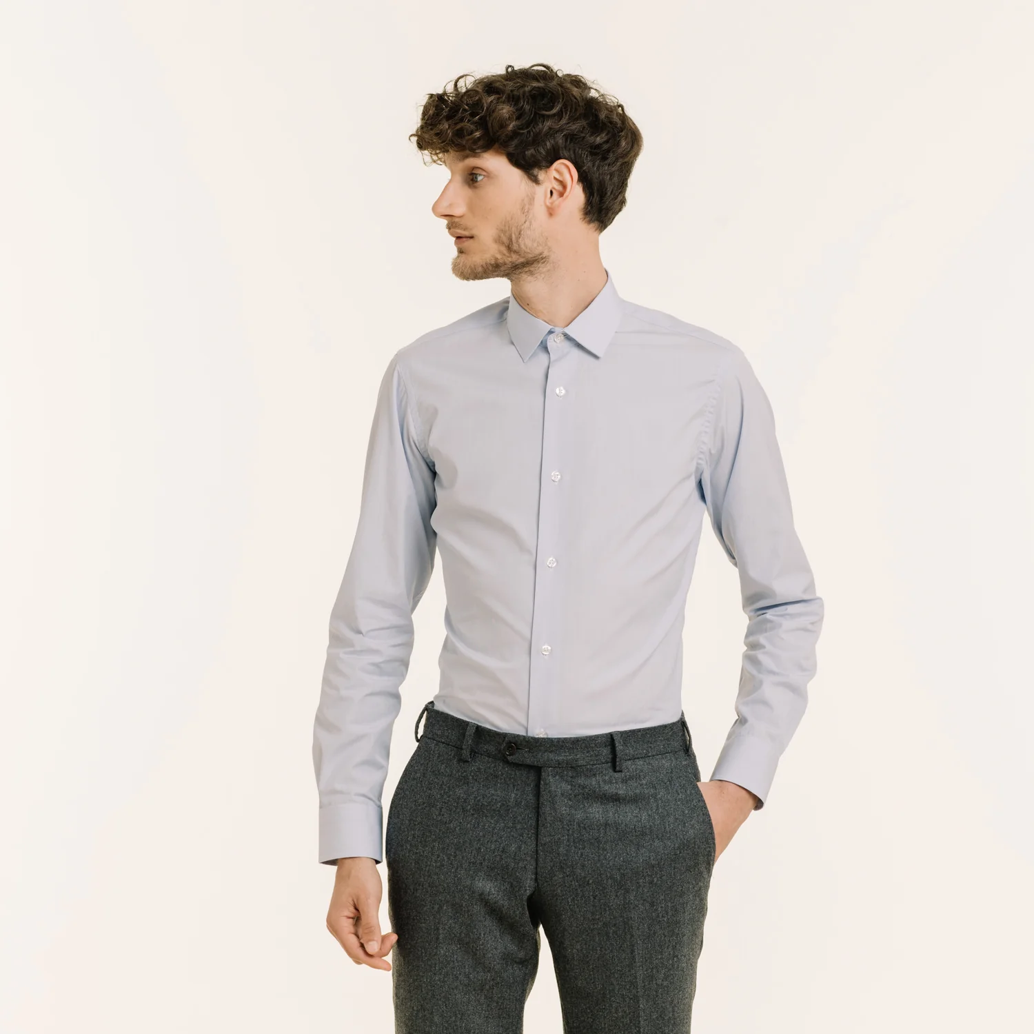 Fitted shirt in faux-plain double-twisted poplin with fine blue stripes