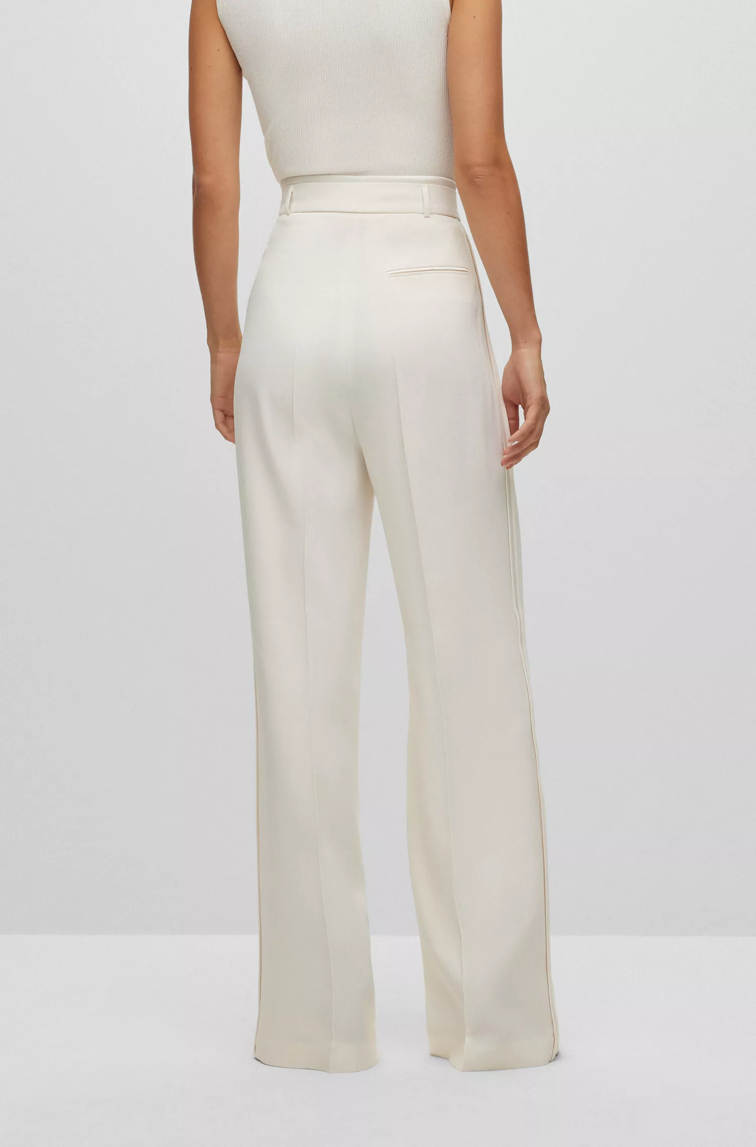 Calça BOSS preta, corte relaxado e pernas largas.