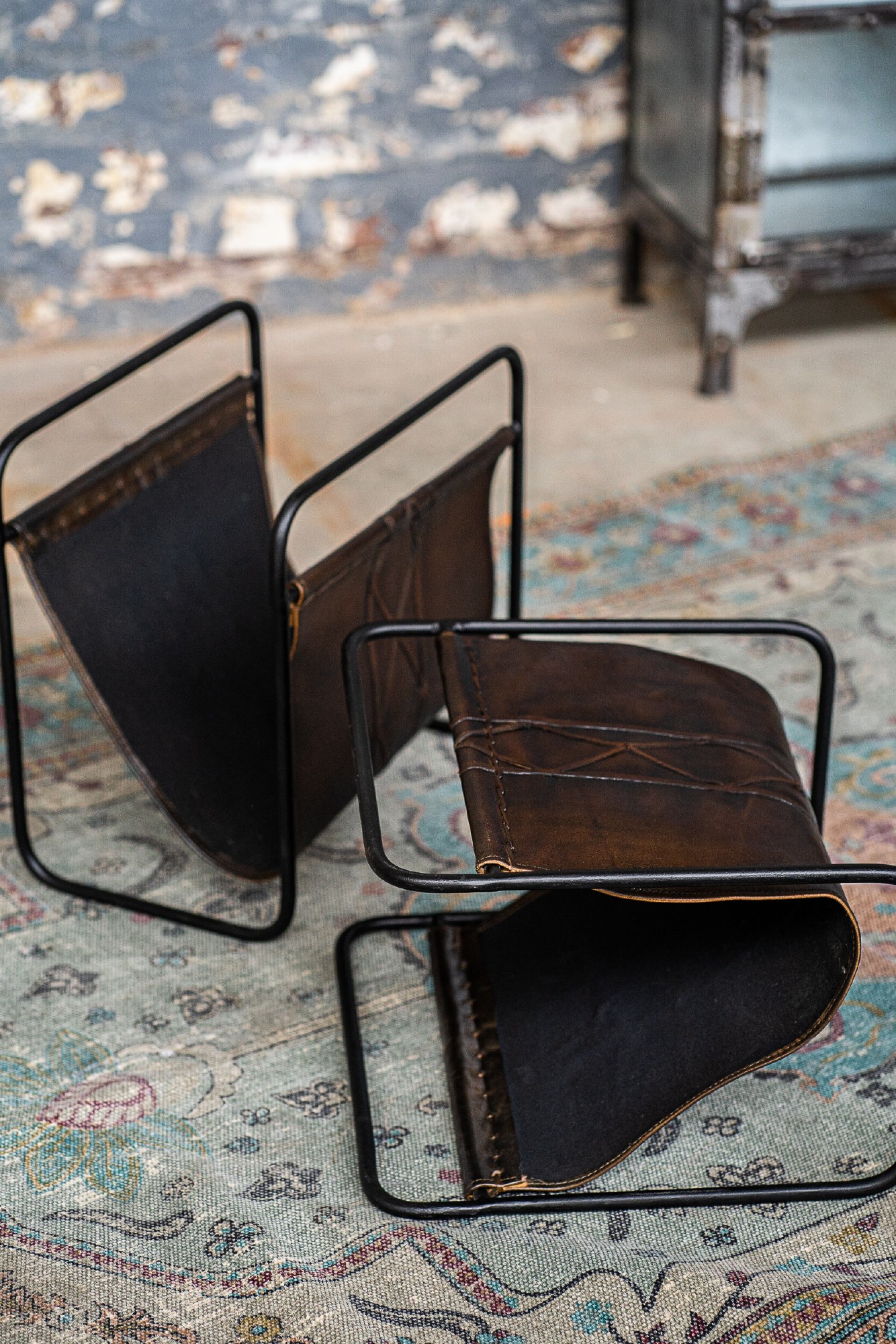 Zeitungsständer 'Diario', Leder und Eisen, B 39 cm, L 24 cm, H 38 cm von fischer's lagerhaus