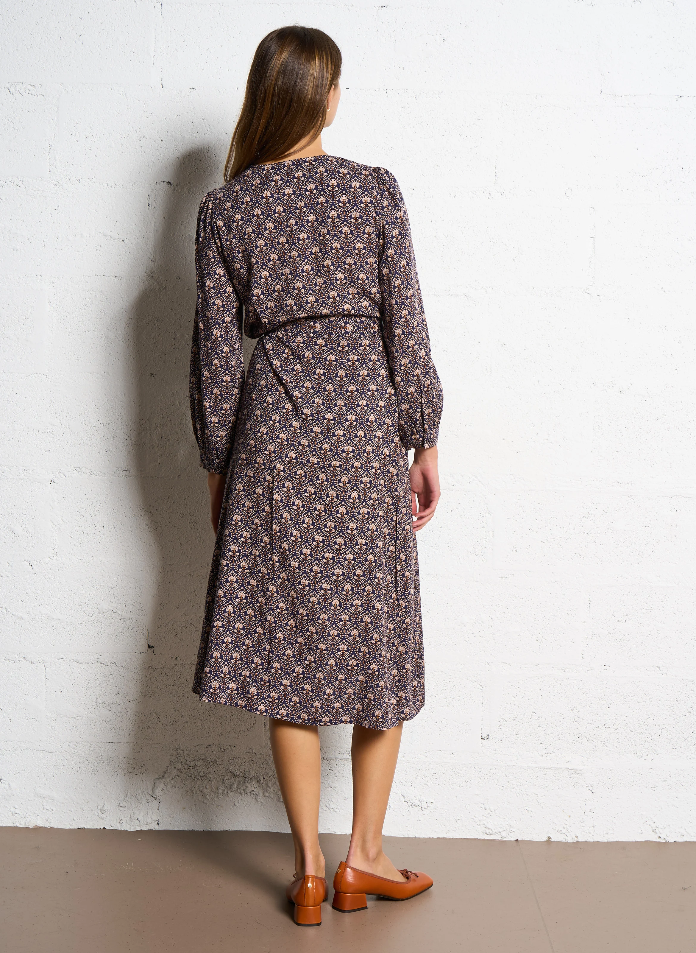 RAVENA - Robe midi col V imprimé | Multicolore