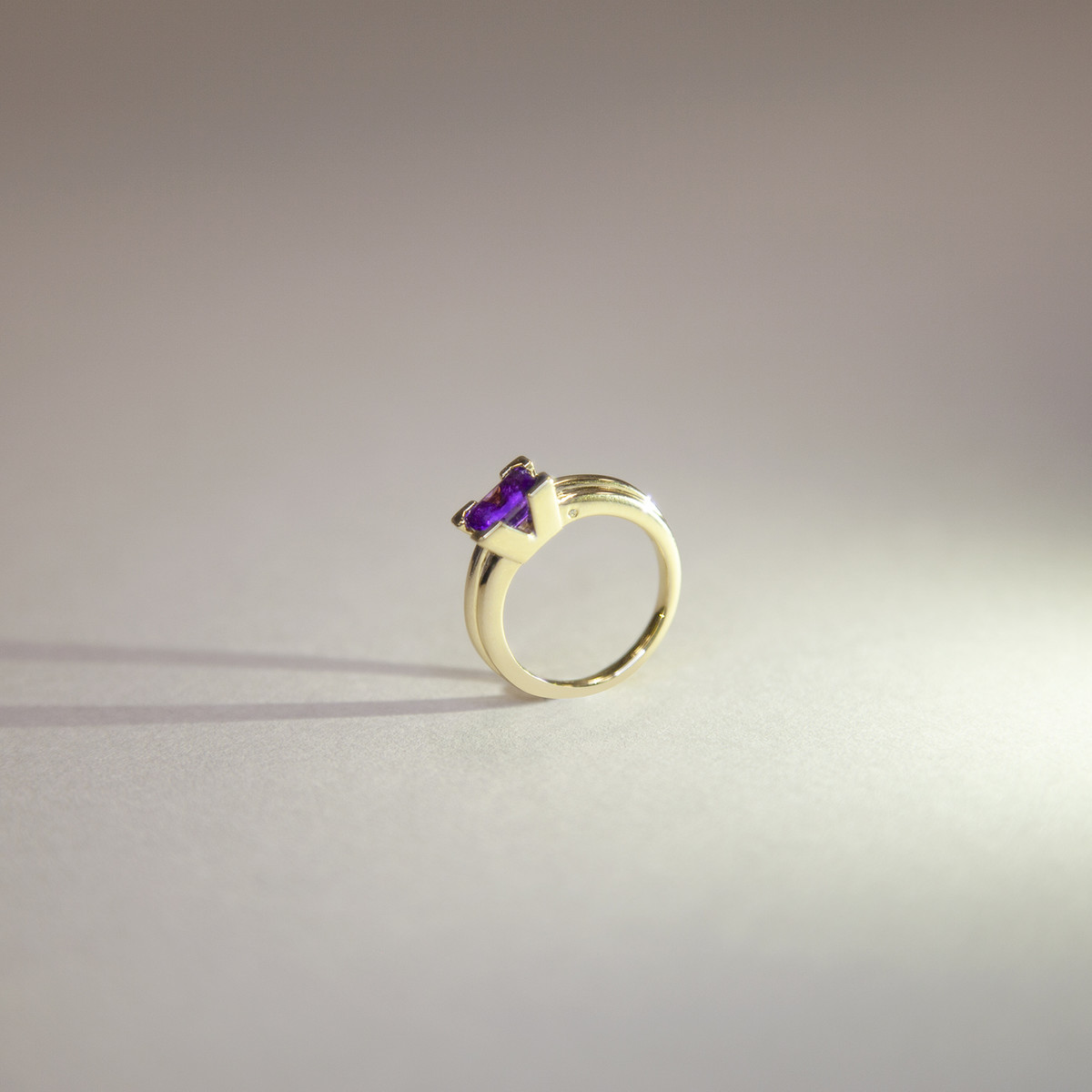 Bague VAN BRILL or jaune 750, améthyste, diamant.