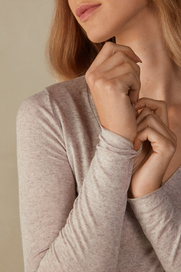 Camiseta ultraleve de modal com decote em V e detalhes em cashmere.