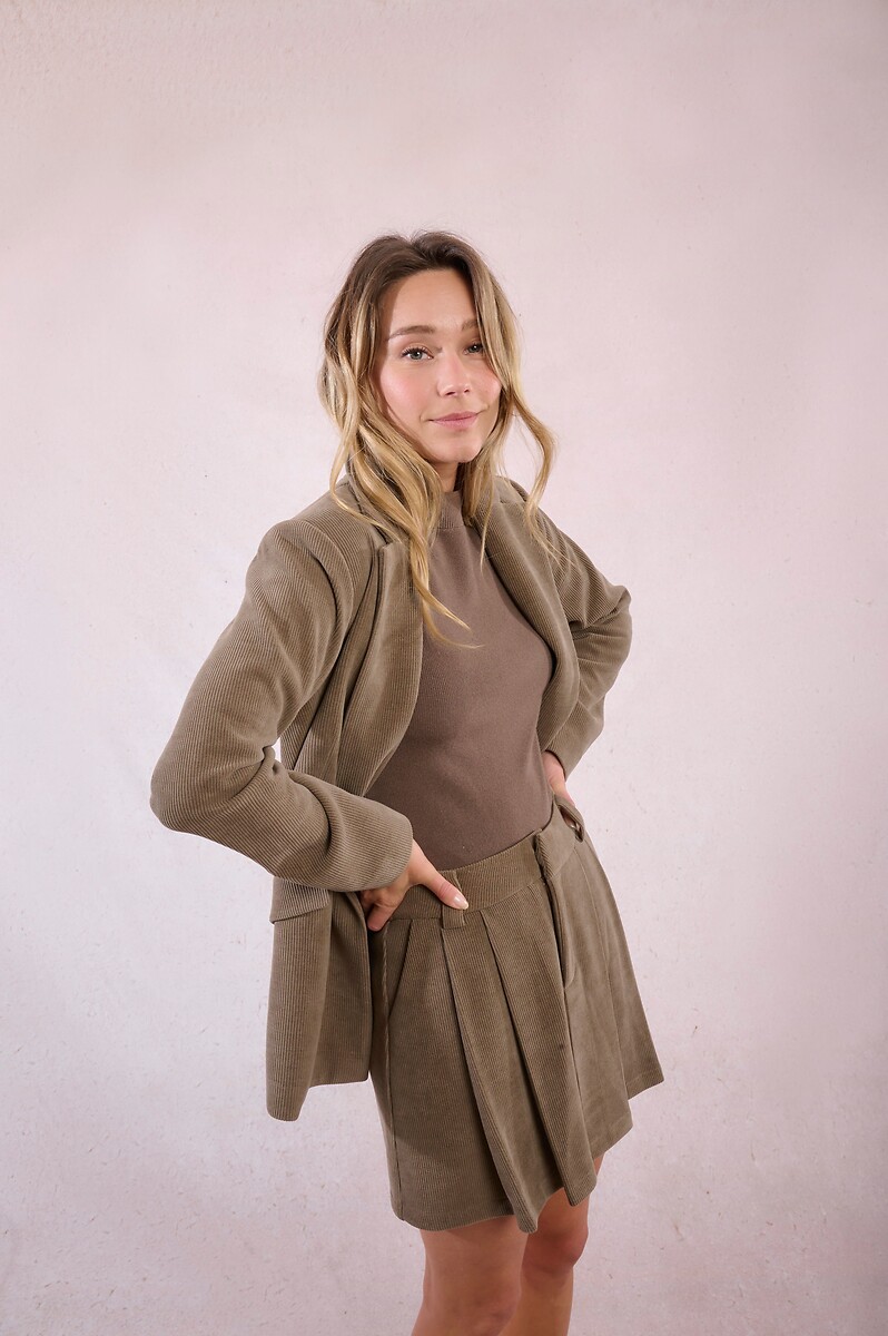 MOLLY BRACKEN<br>Colbert em fluweel