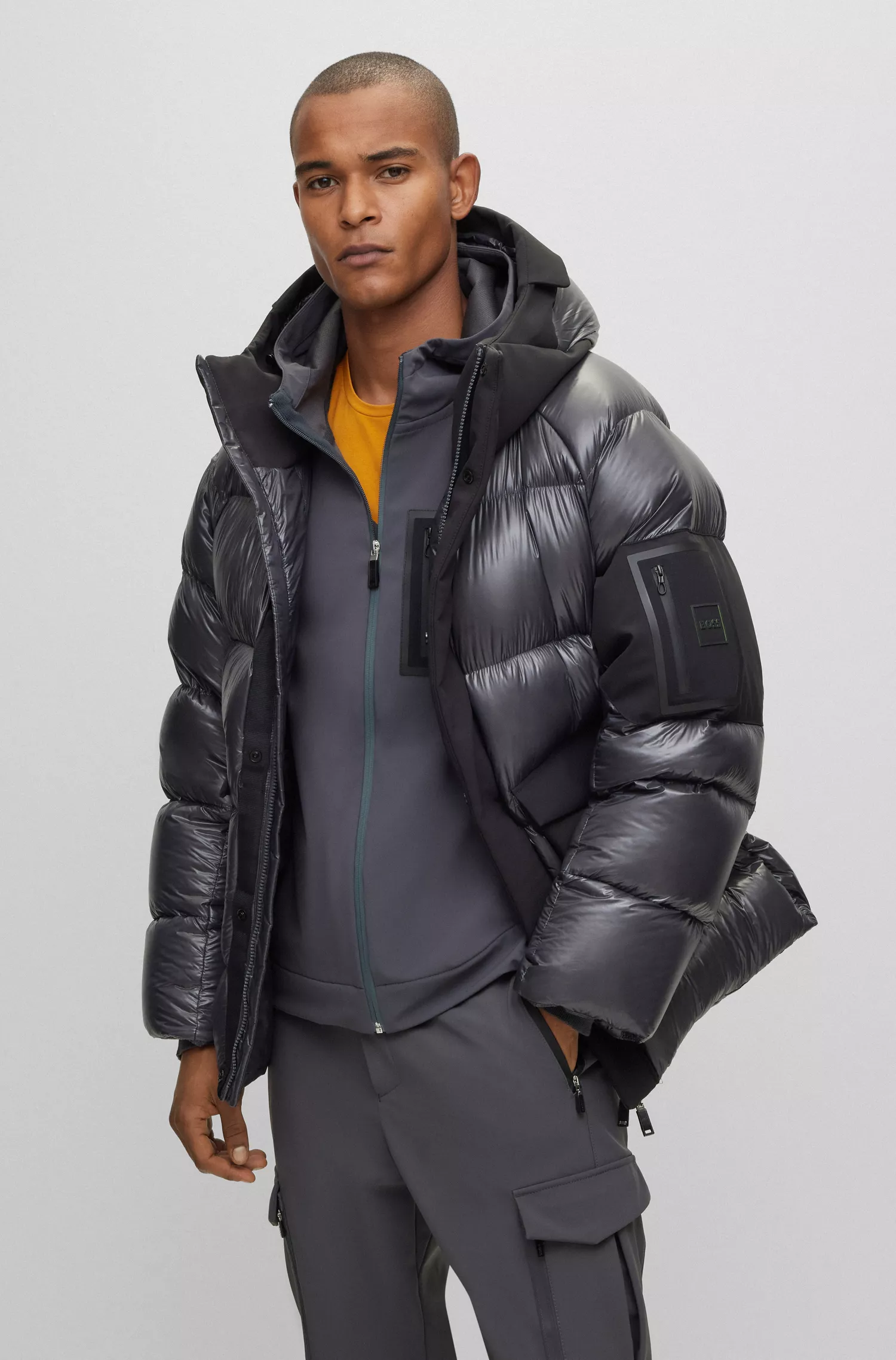 Jaqueta impermeável BOSS verde, modelagem oversized, em materiais mistos.