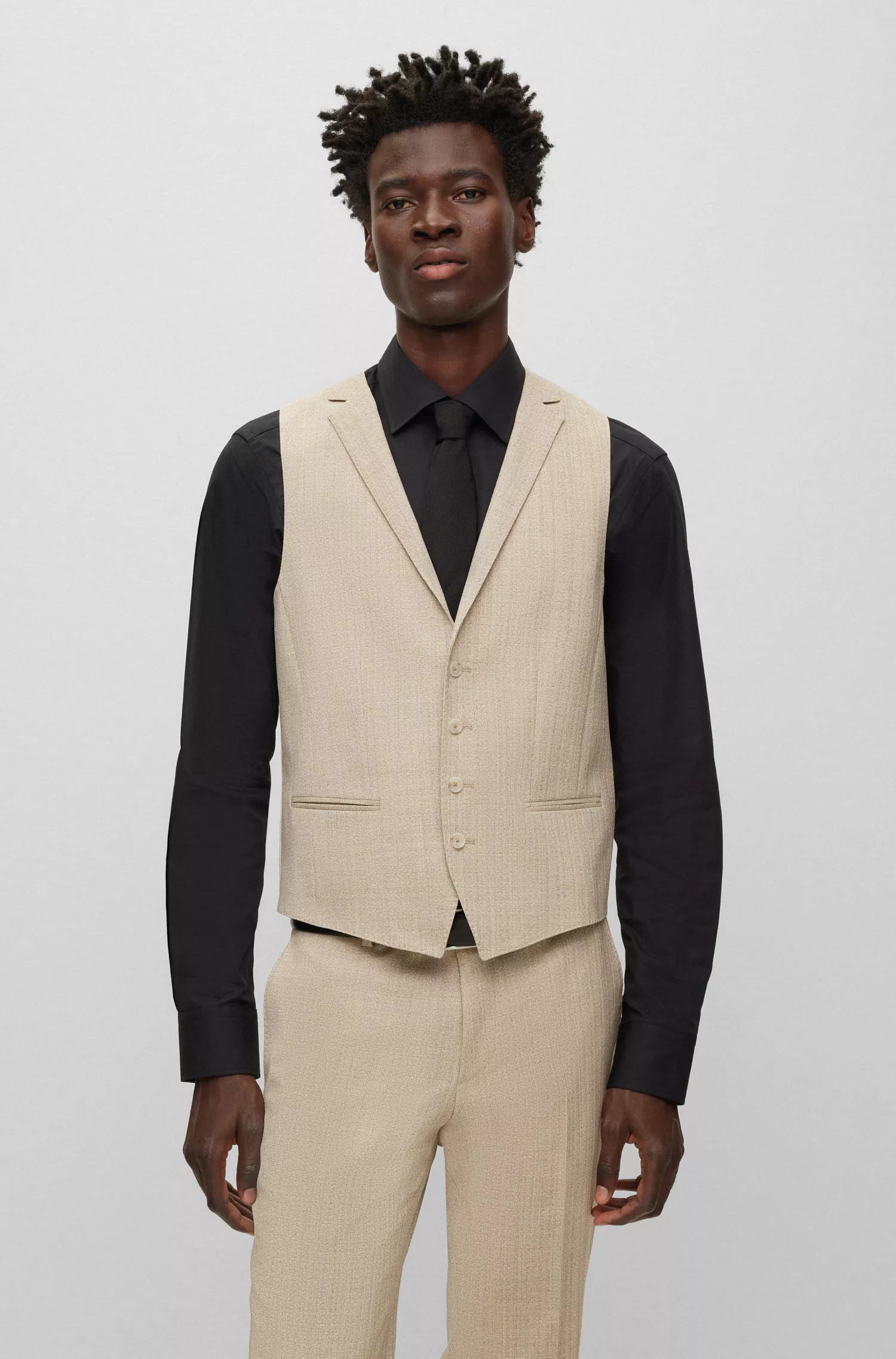 Terno BOSS preto, corte slim, em lã elástica com microestampa.