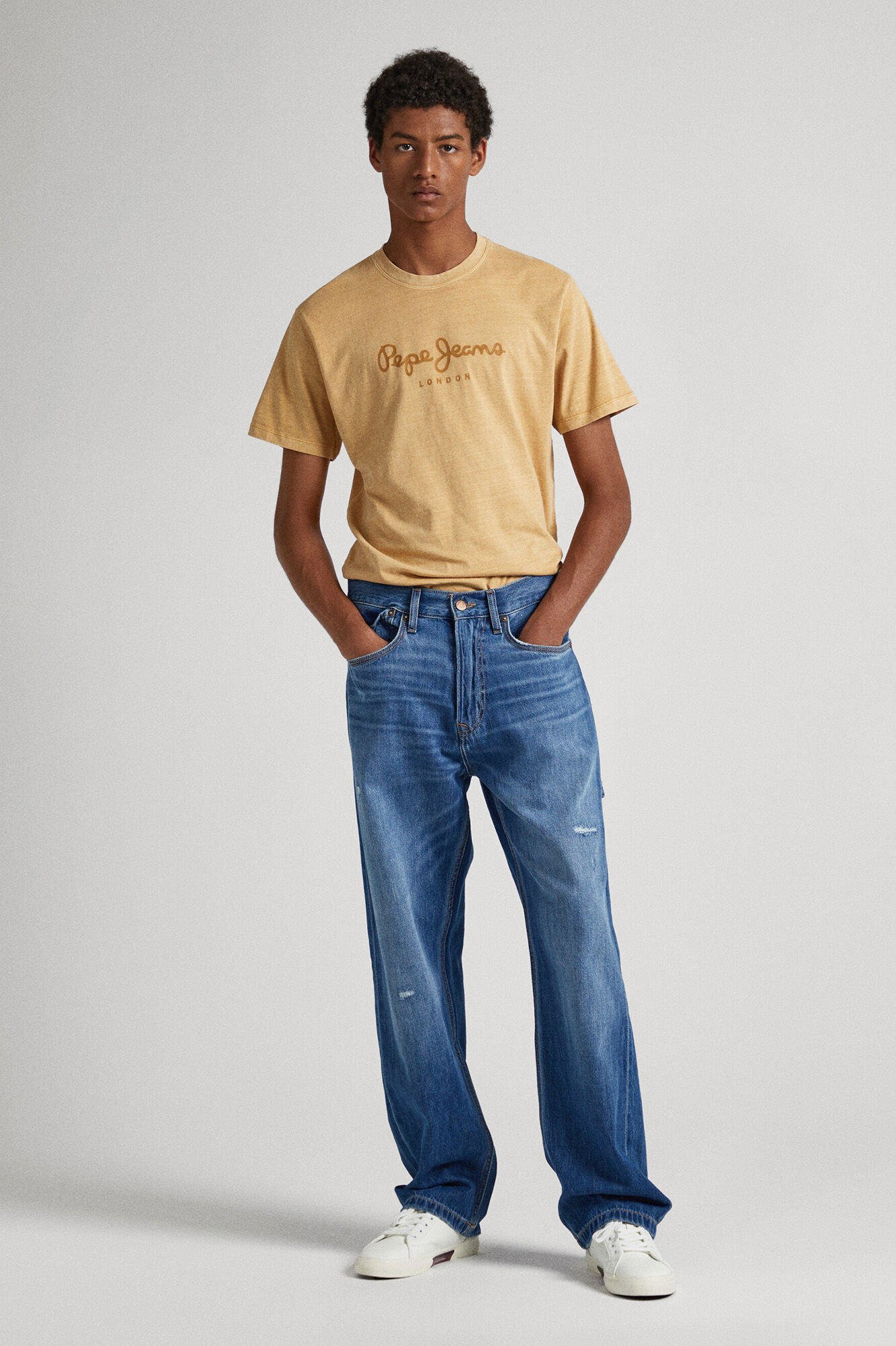 estampa de logotipo em camiseta