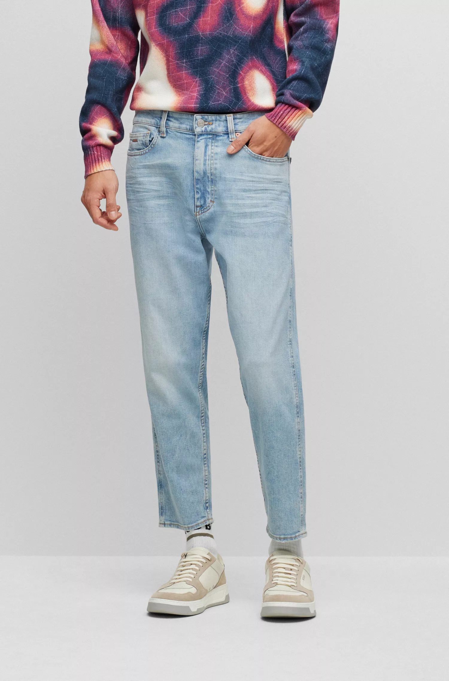 Calça jeans BOSS laranja, corte afunilado, em denim azul com elasticidade confortável.