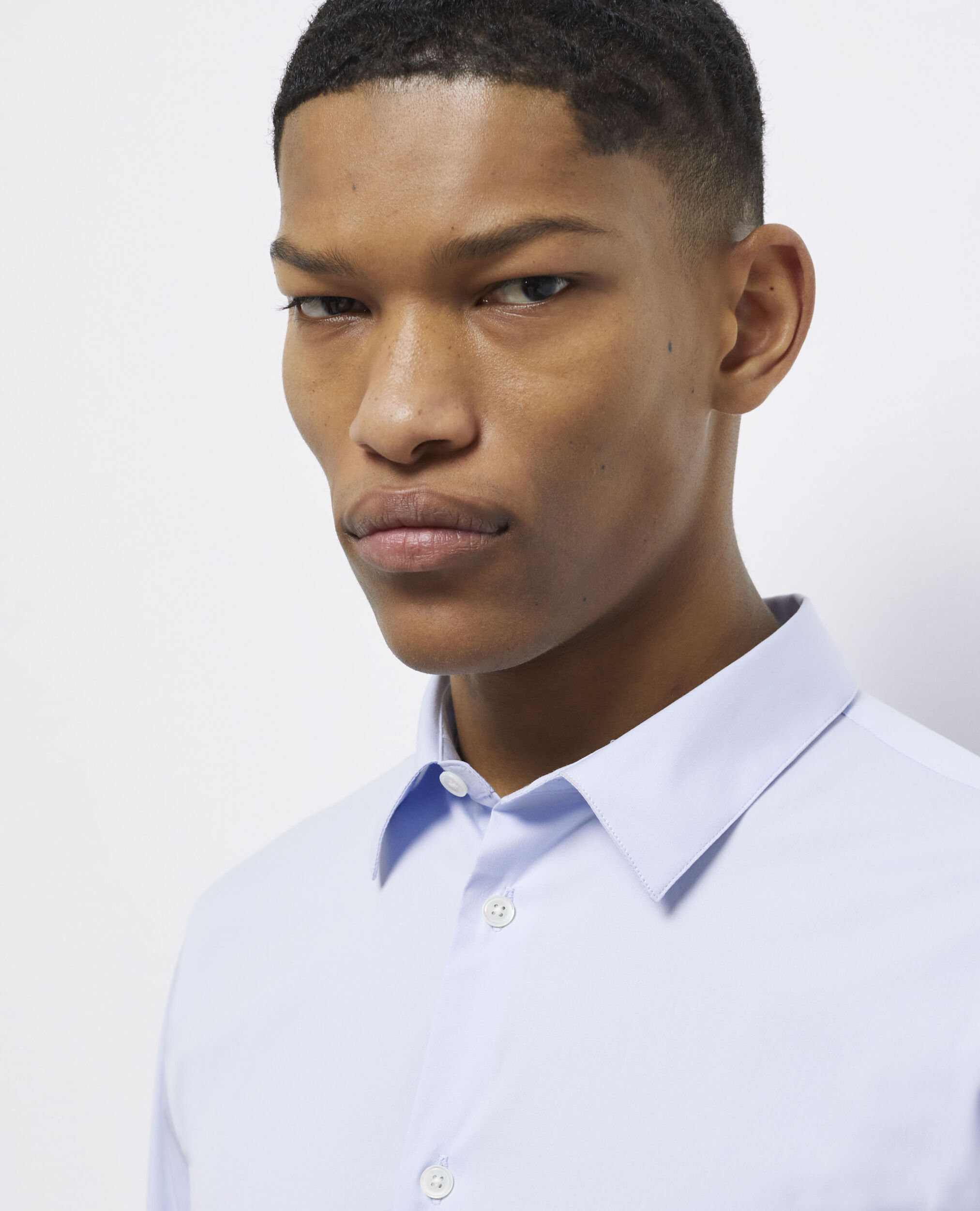 Chemise formelle bleue en popeline