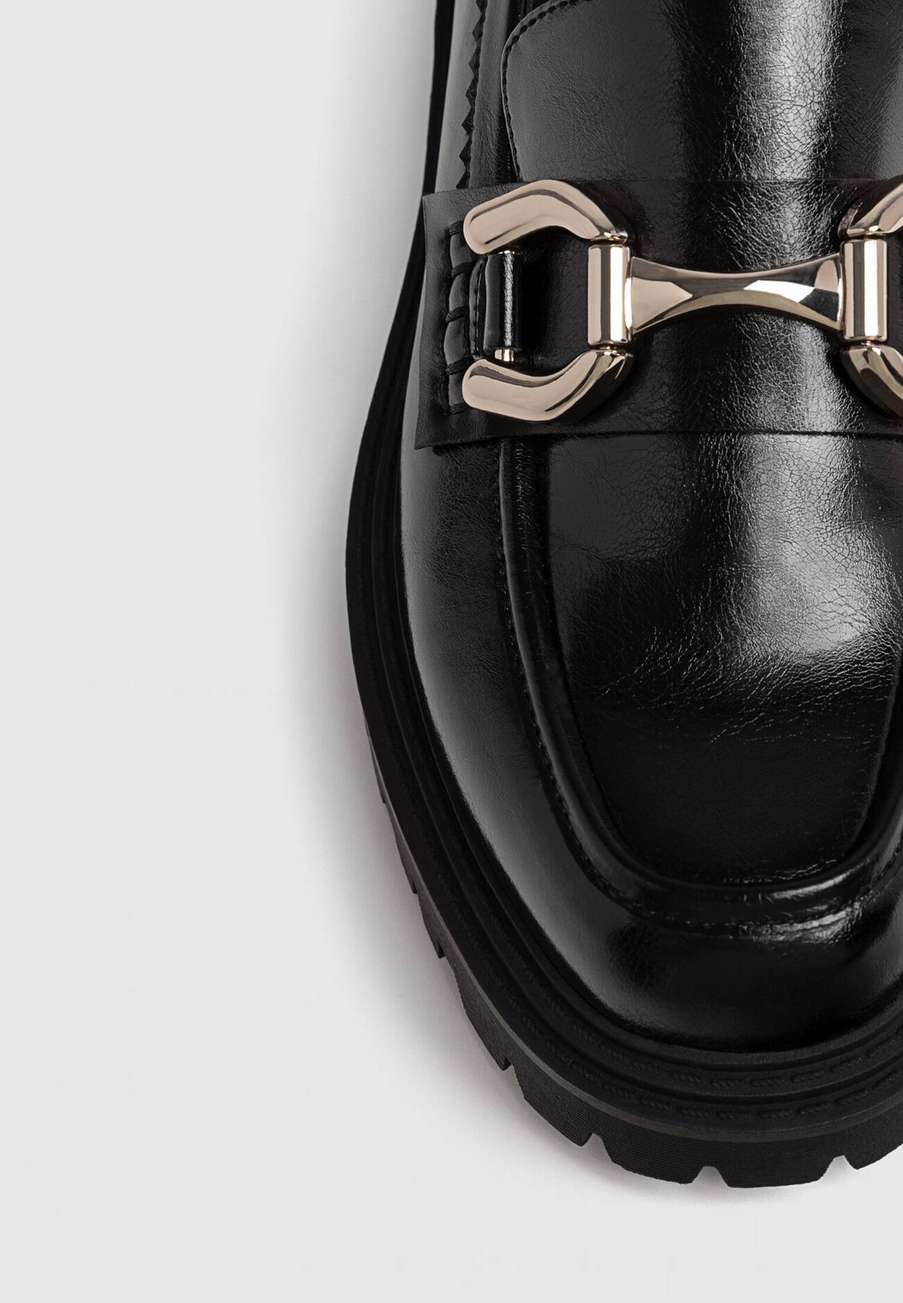 Mocassins pretos com solado tratorado