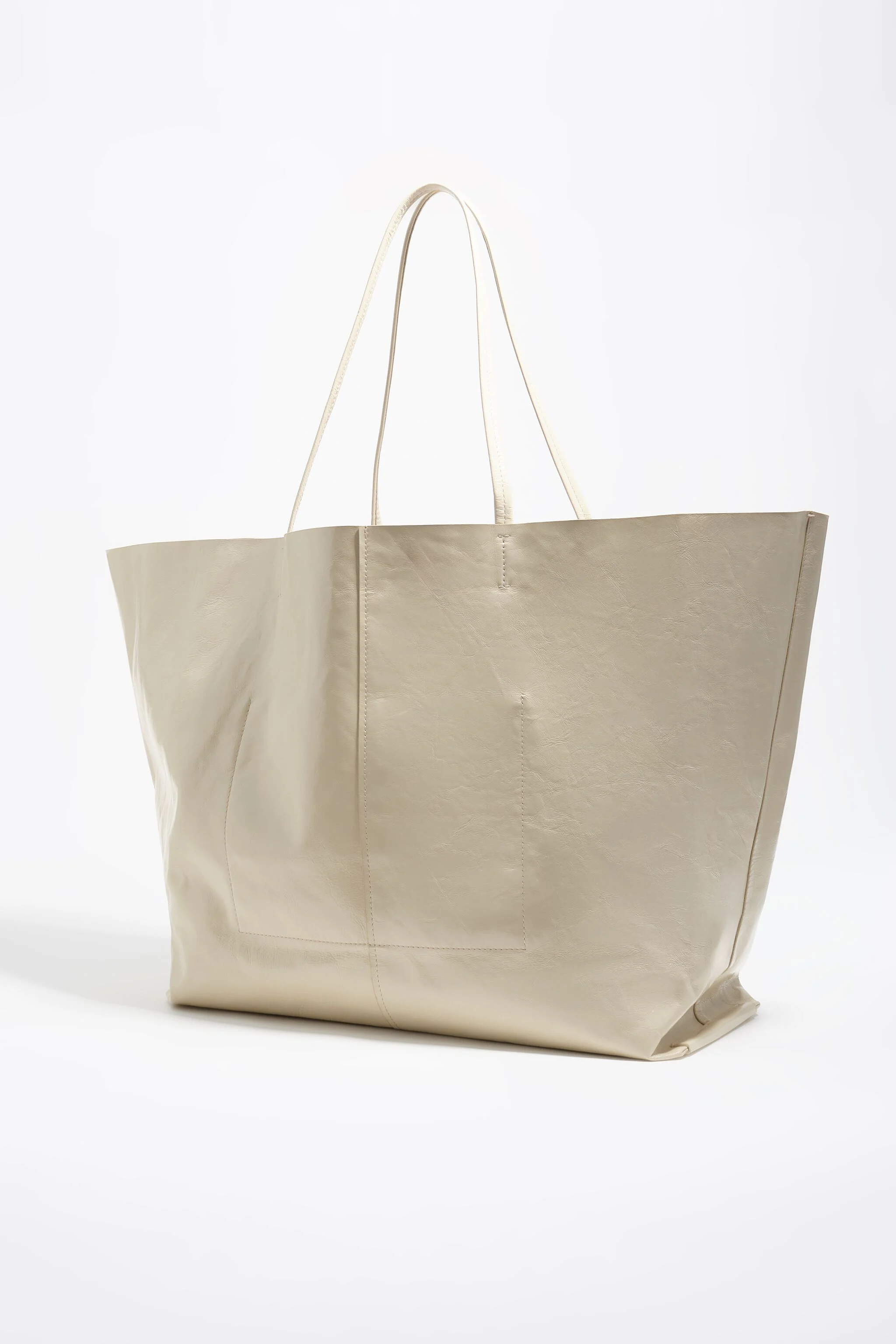 Bolsa maxi shopper em couro brilhante creme
