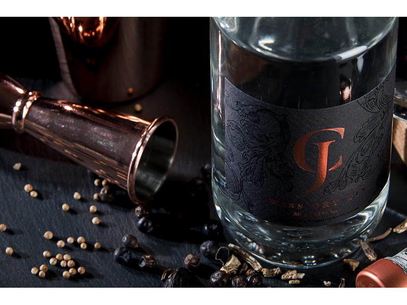 JC Gin Swiss Dry Gin 0.5 l Schweizer Spirituosen Spezialität auf der Basis von Wacholder