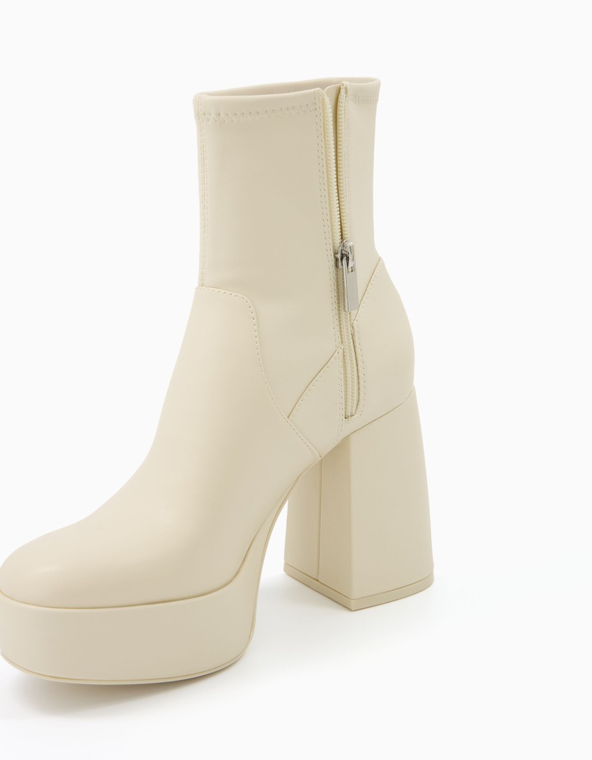 Botas de cano curto com plataforma e salto alto