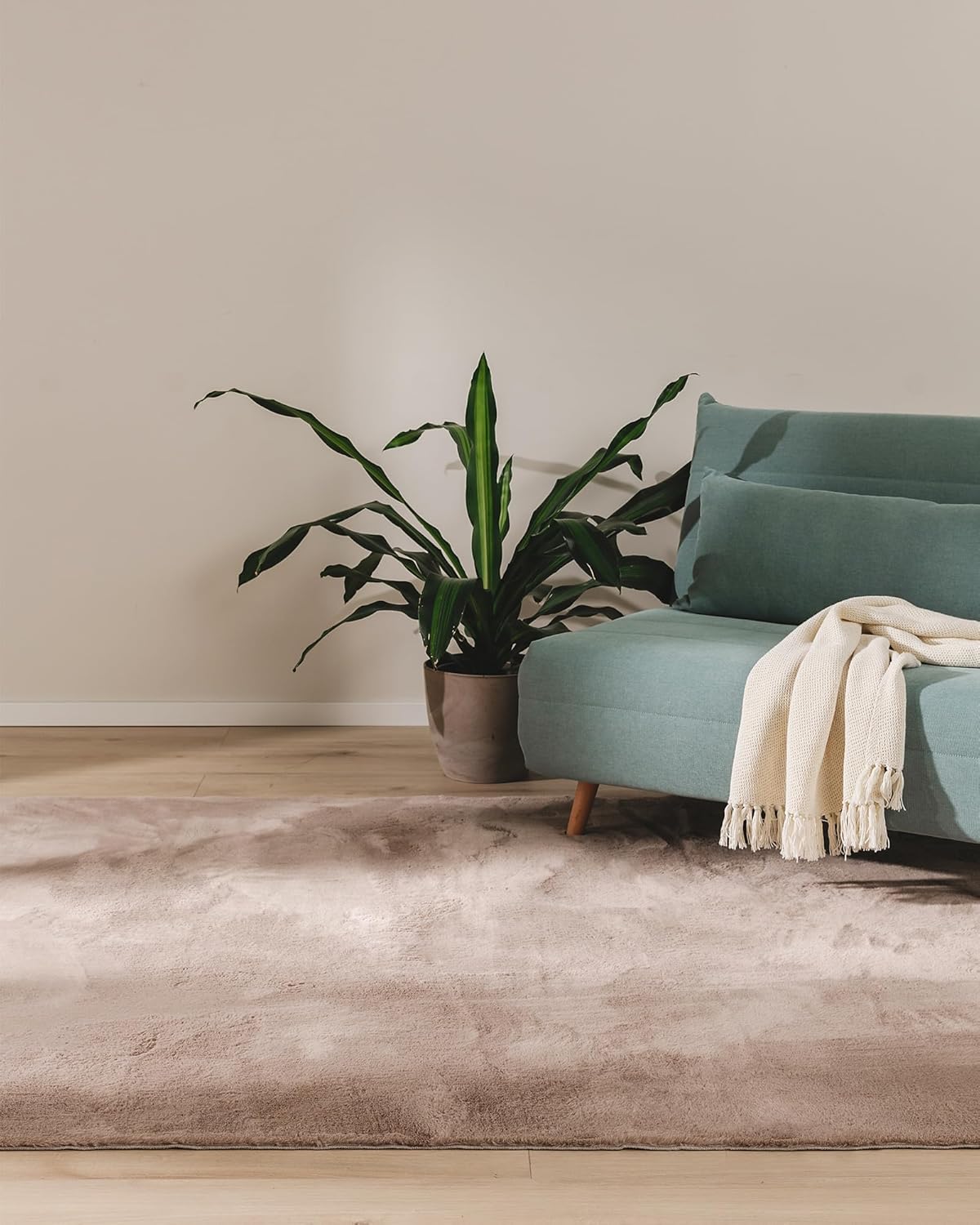 benuta Basic Kunstfaser Fellteppich Furry - Taupe 200x290 cm - Weicher Wohnzimmerteppich - Anti-Rutsch-Rückseite - Waschbar - Für Fußbodenheizung geeignet