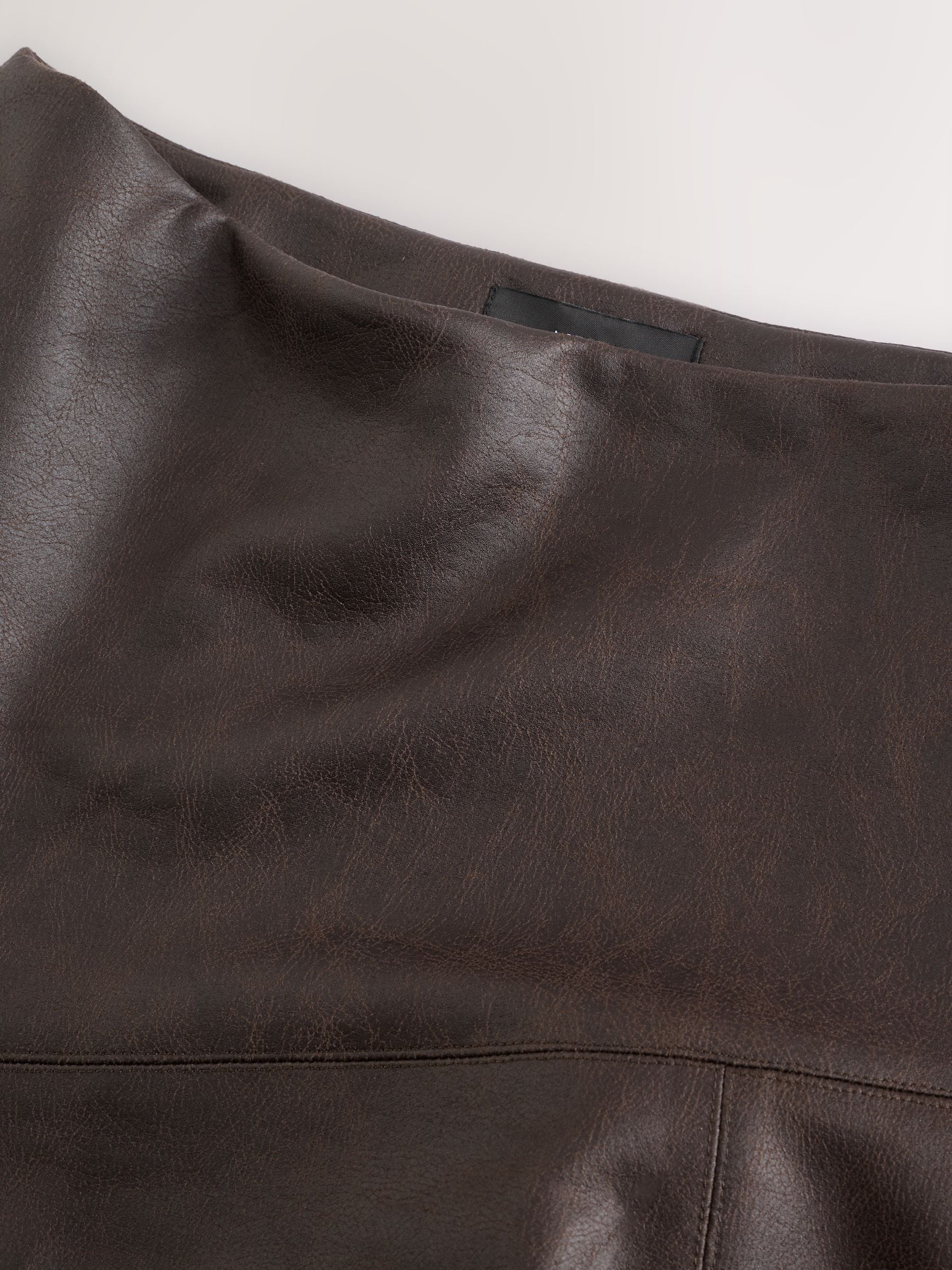 Chocoladebruin - Midi-rok met asymetrische zoom van imitatieleer