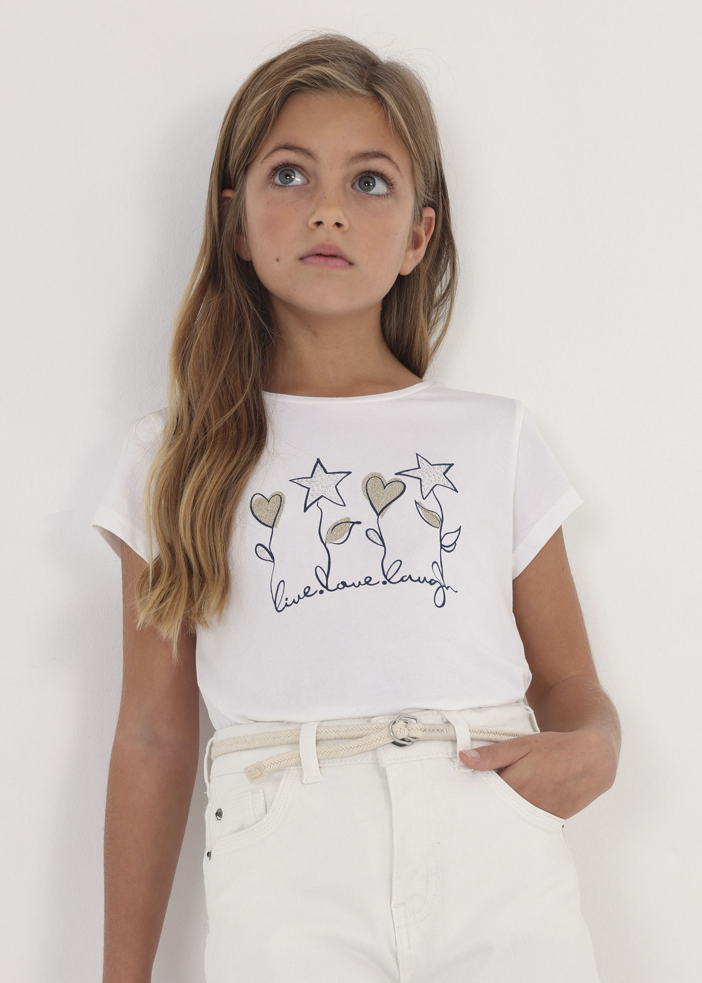 Camiseta de manga curta para meninas, feita de algodão sustentável.