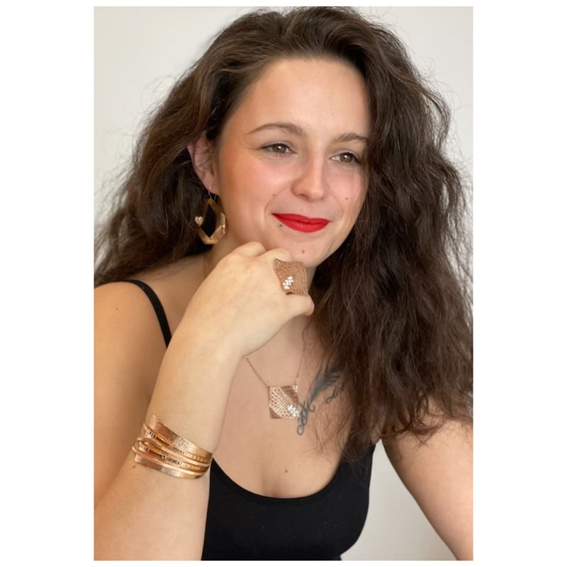 Boucles d'oreilles pendantes en plaqué or rose faites à la main géométriques avec plis - Bijou de créateur