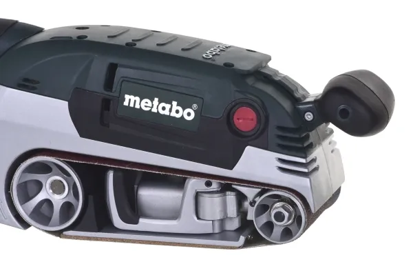Metabo BAE 75. slibemaskine type: båndsliber, støvbeholder type: støvpose. effekt: 1010 W. vægt: 4,7 kg, slibeplade størrelse (BxD): 75 x 533 mm, slibeplade fastspændingssystem: 85 x 150 mm (600375000)