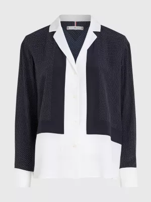 Camisa de seda com estampa de bolinhas e modelagem relaxada