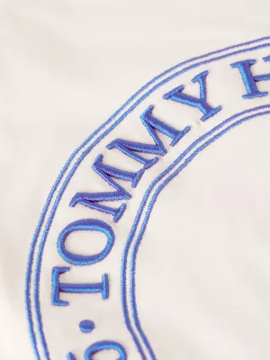 Camiseta com bordado de logotipo