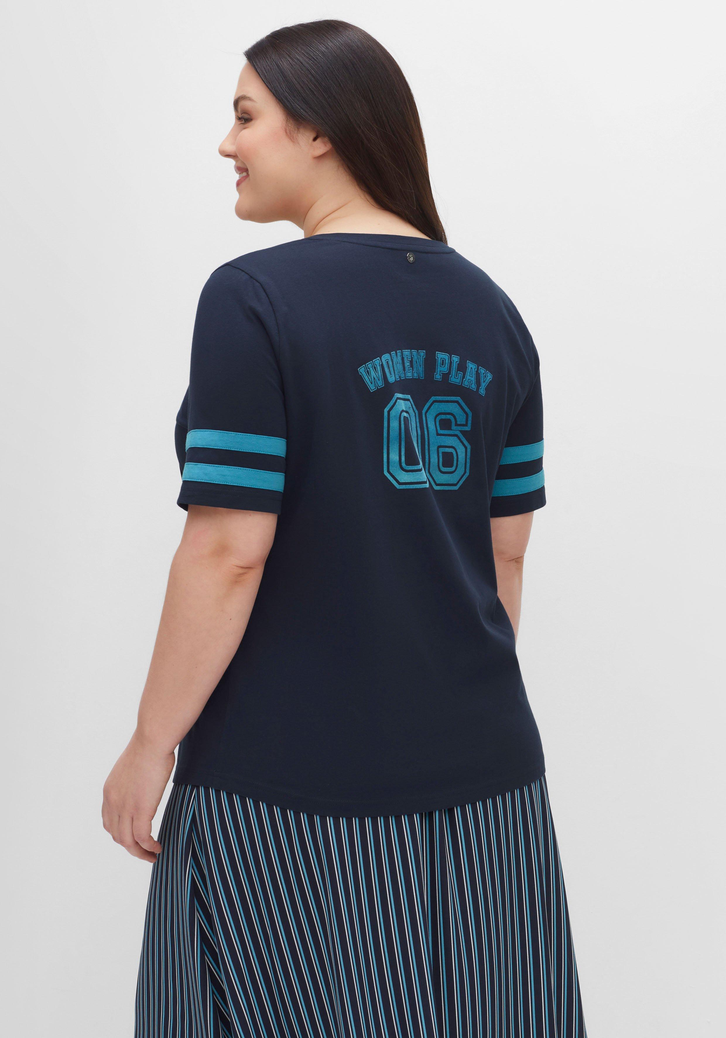 T-Shirt im College-Stil, mit Flockprint und Streifen