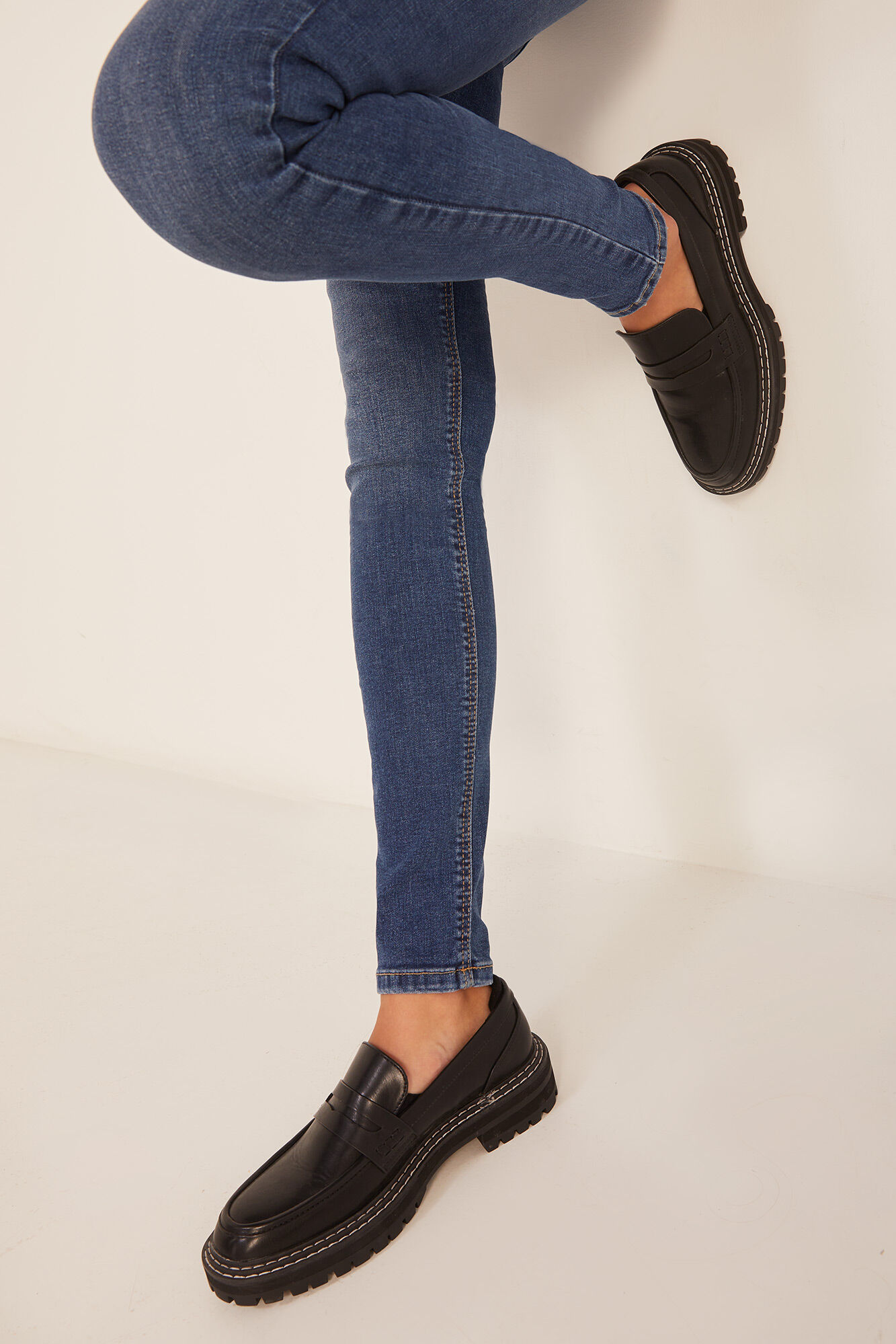 Calça jeans push-up com lavagem sustentável - azul médio