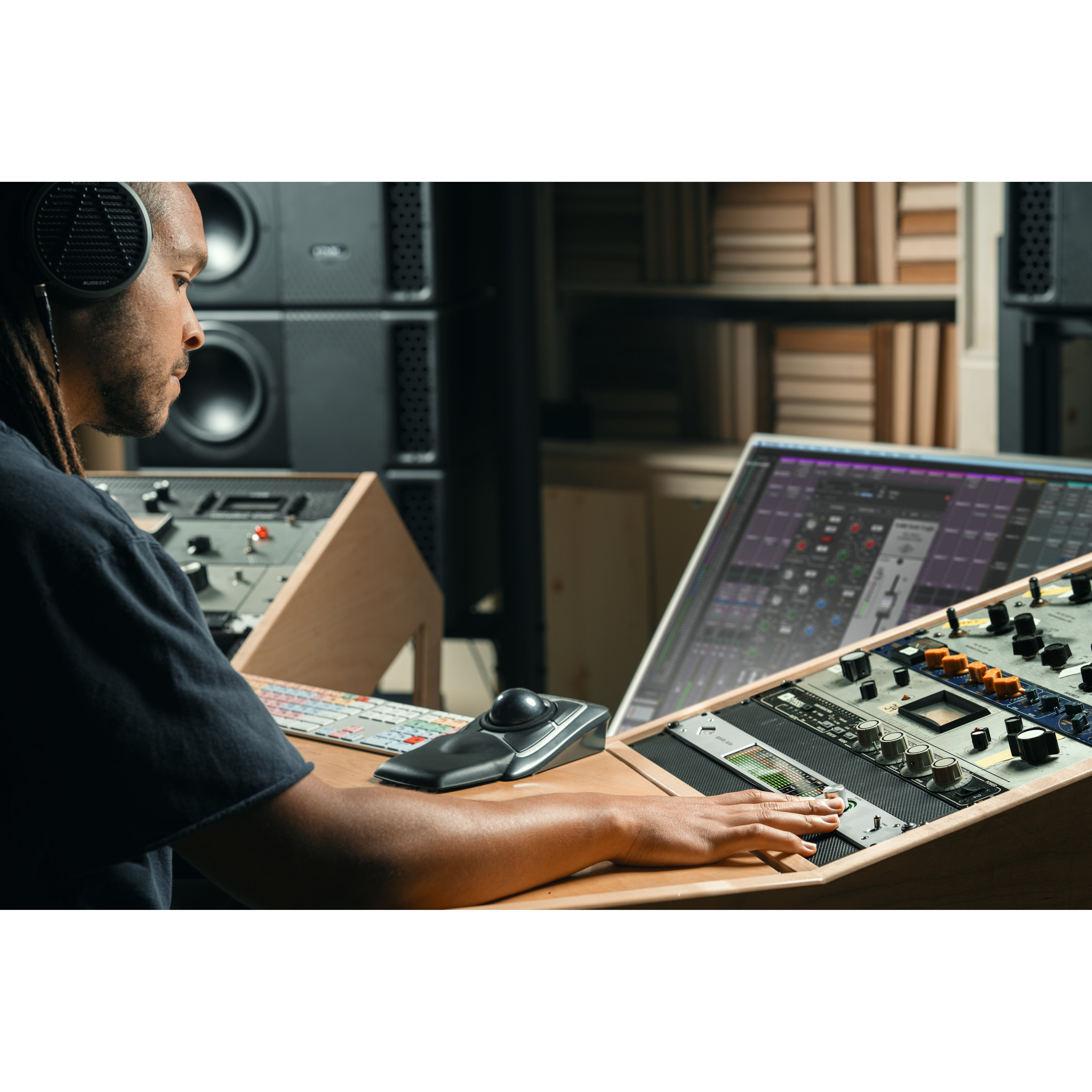 Universal Audio Apollo x16D Essentials Thunderbolt 3 rack audio interface