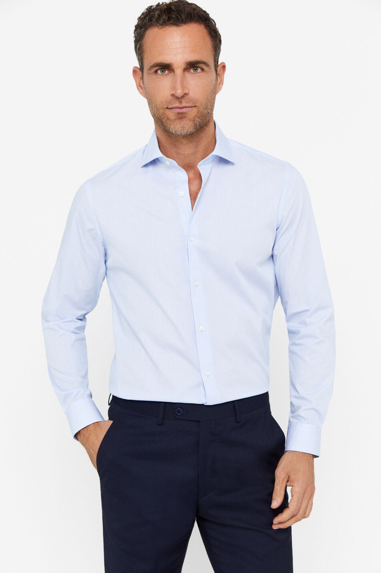 Camisa social azul com micro-listras, fácil de passar.