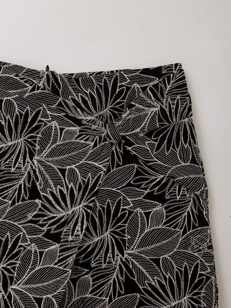 Sensarra - Minirokje met hoge taille en geborduurd blad