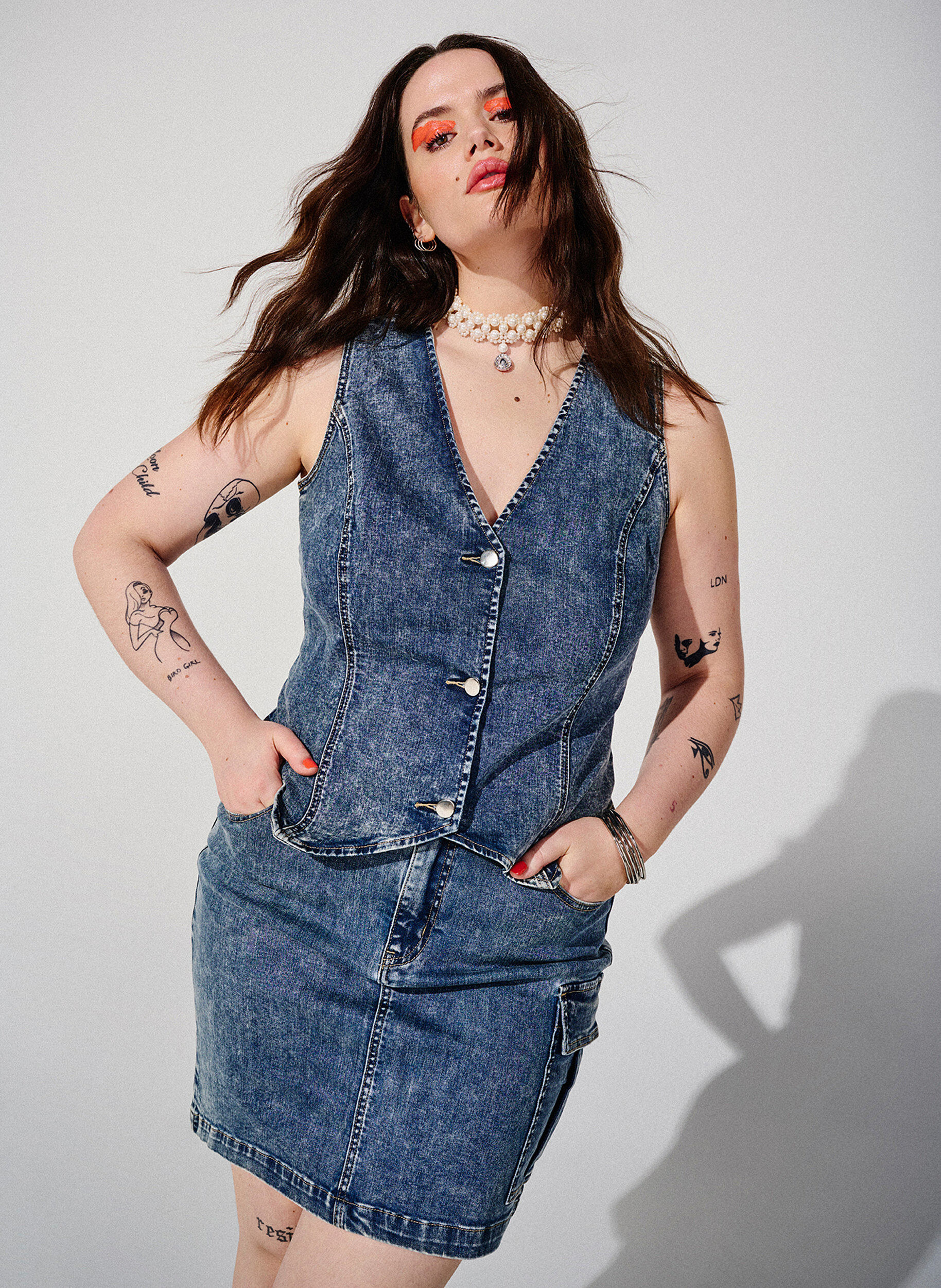 Tætsiddende denim nederdel med cargolomme