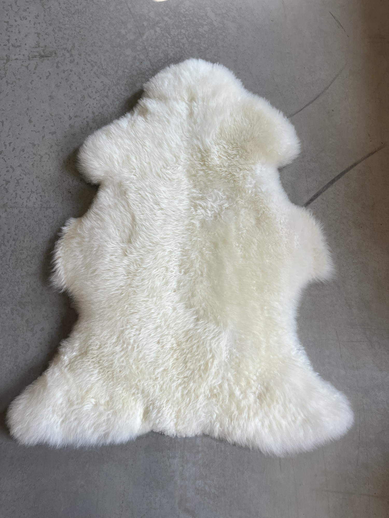 Natürliches Schafsfell weiß, B ca. 100 cm, L ca. 60 cm von fischer's lagerhaus
