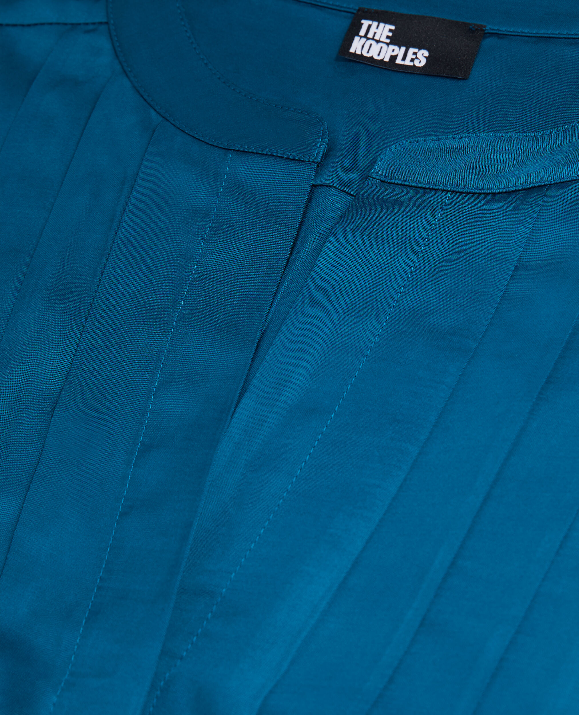 Robe courte bleue avec plissage