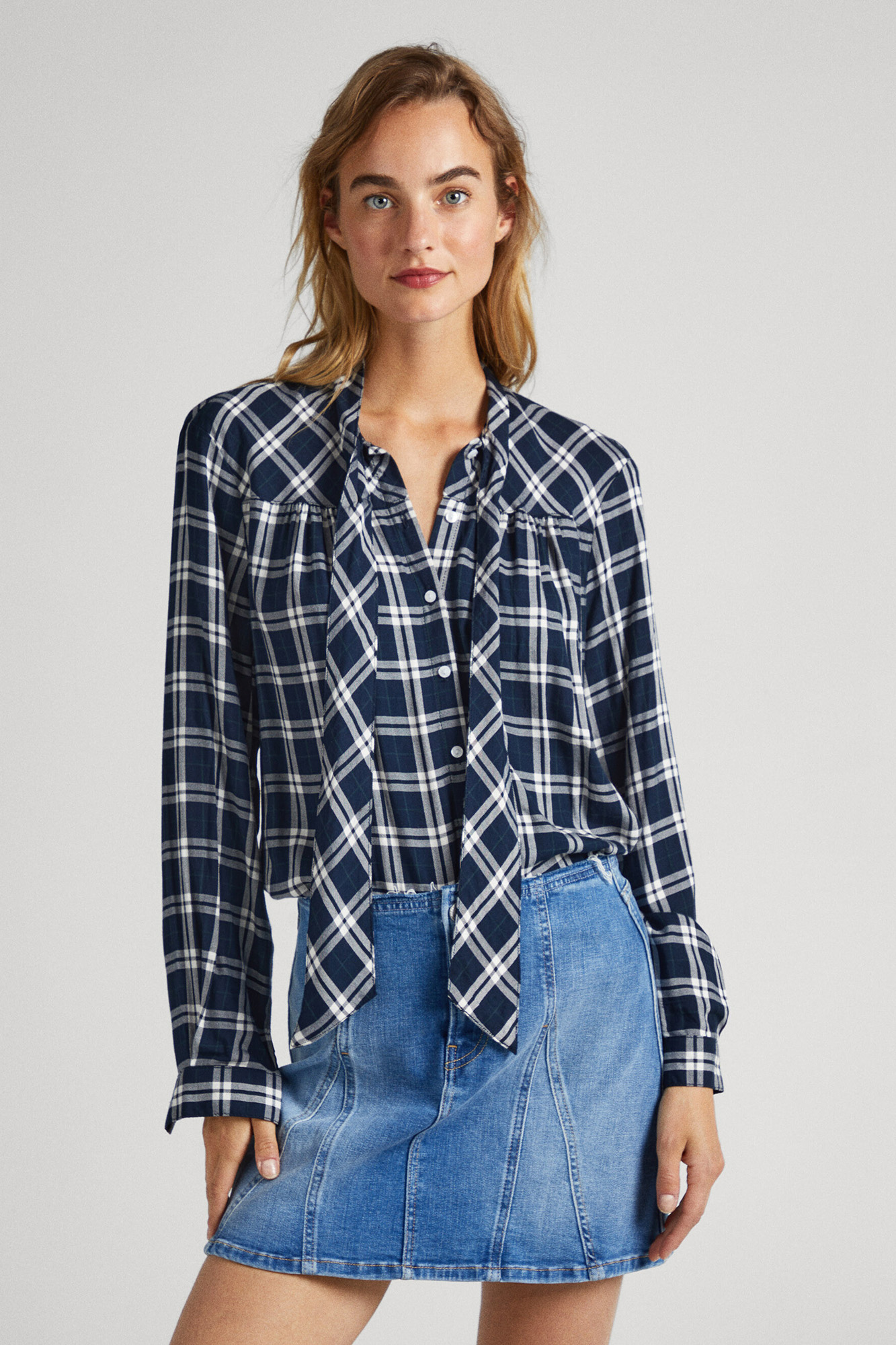 Blusa xadrez com laço no pescoço
