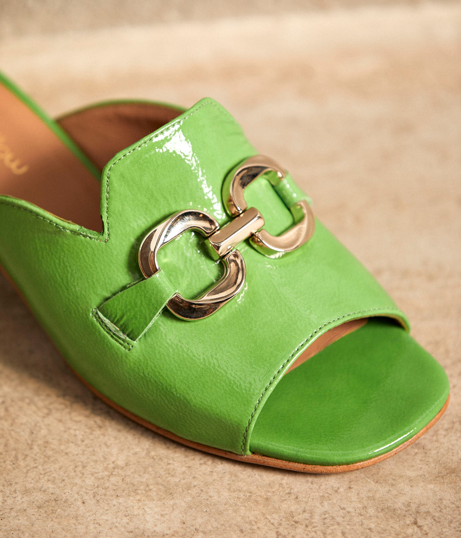 Mules cuir vert bijoux Gisèle