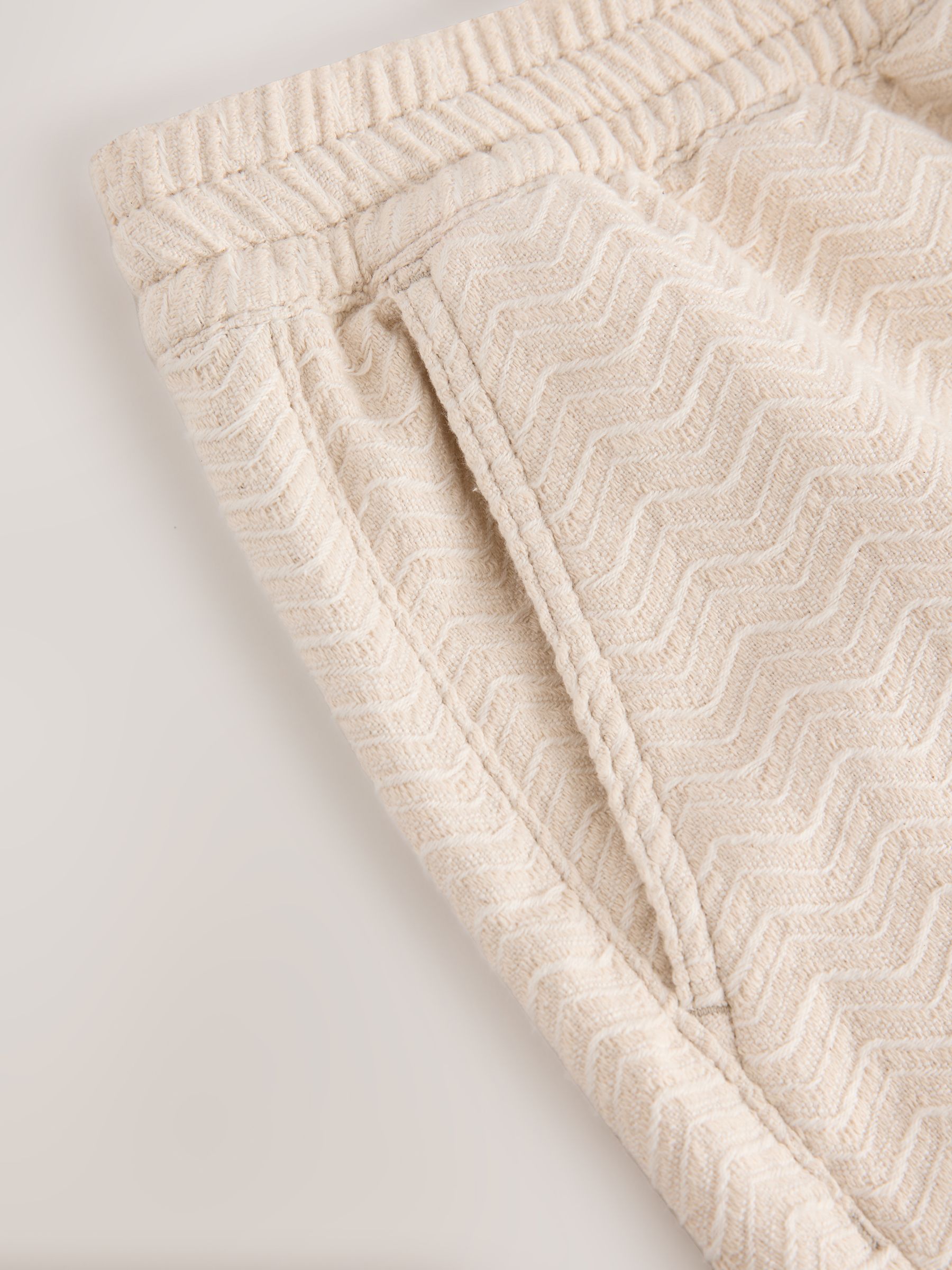 Ecru - Shorts met elastische tailleband en zigzag-patroon