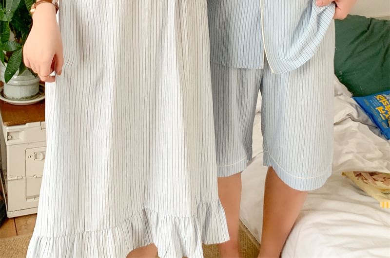 Sadelle - Koppel bijpassende midi-pyjamajurk met korte mouwen, V-hals, gestreept kantpaneel / Elleboogmouwen, reverskraag, knoopjestop / Shorts / Set